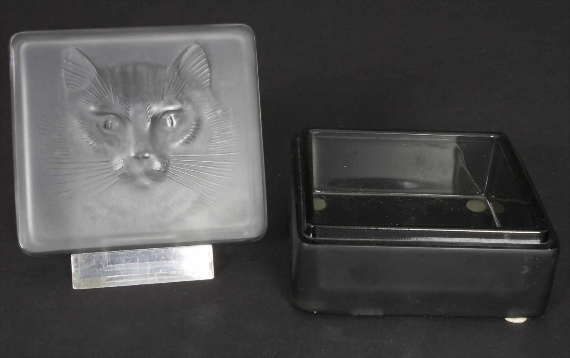 Deckeldose mit Katzenkopf / A lidded trinket box with a molded cat face, René Lalique, 1930er - Bild 6 aus 9