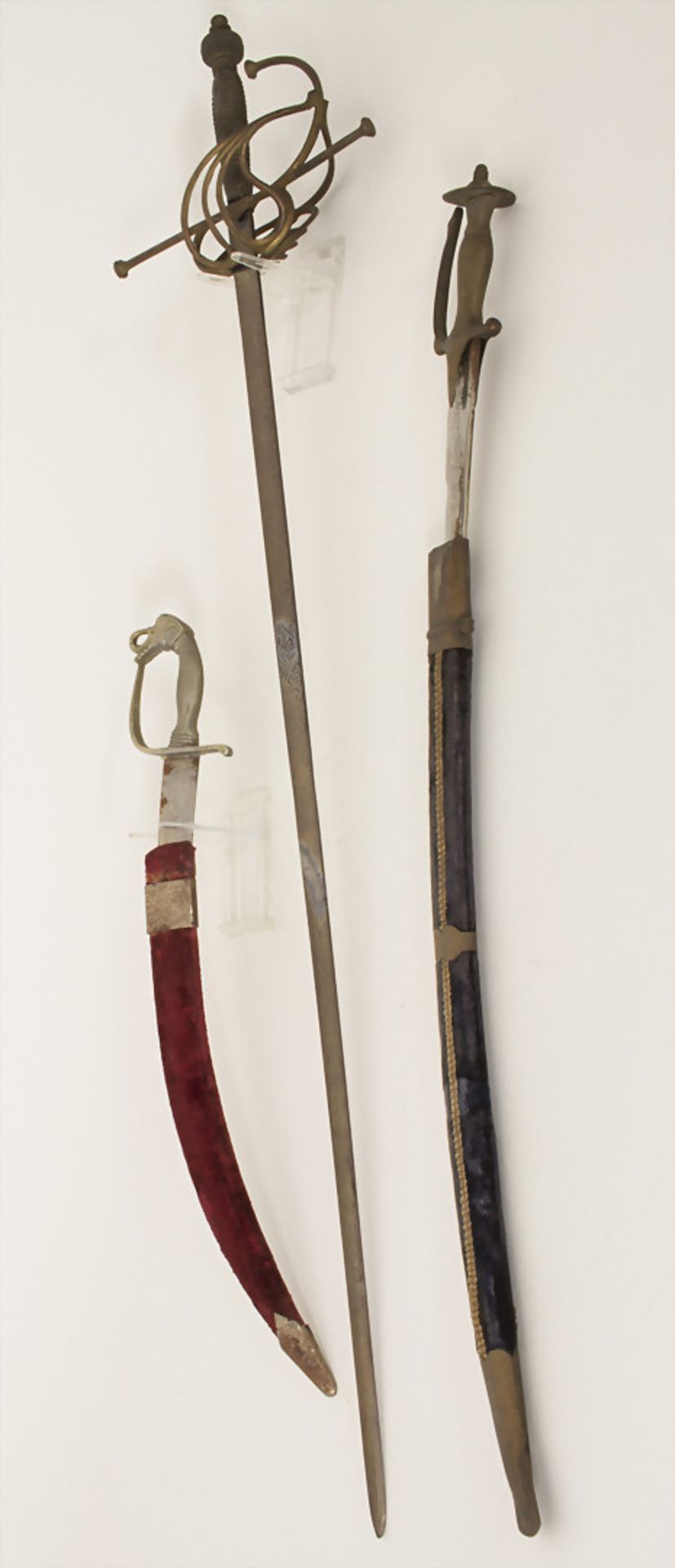 2 Kurzschwerter und ein Degen, Indien, 20 Jh.Material: Stahl, Messing, Samt,Maße: L. Klinge 35