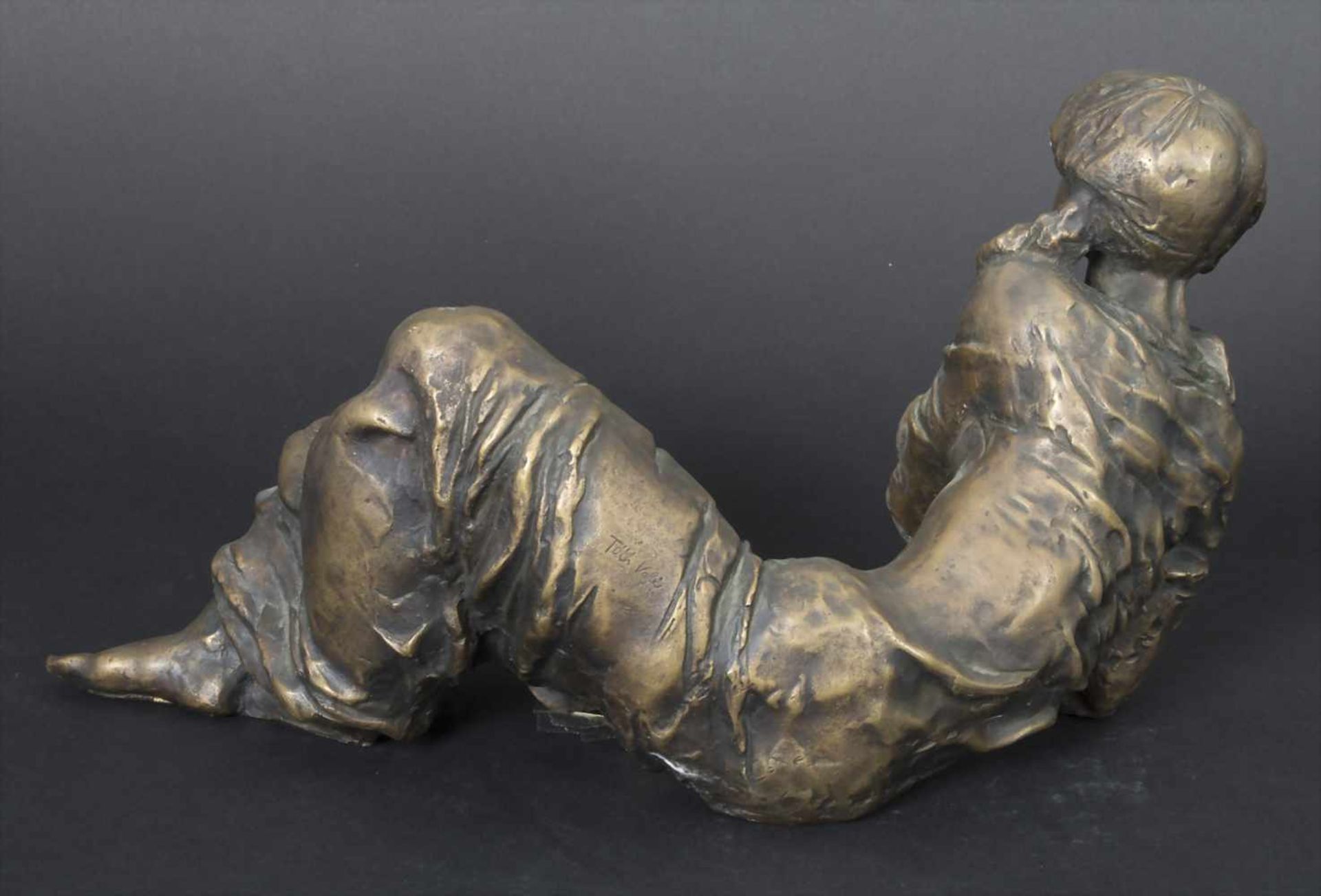 Valerie Tóth (*1943), 'Liegendes Mädchen' / 'A reclining girl'Technik: Bronze, patiniert, - Bild 4 aus 11