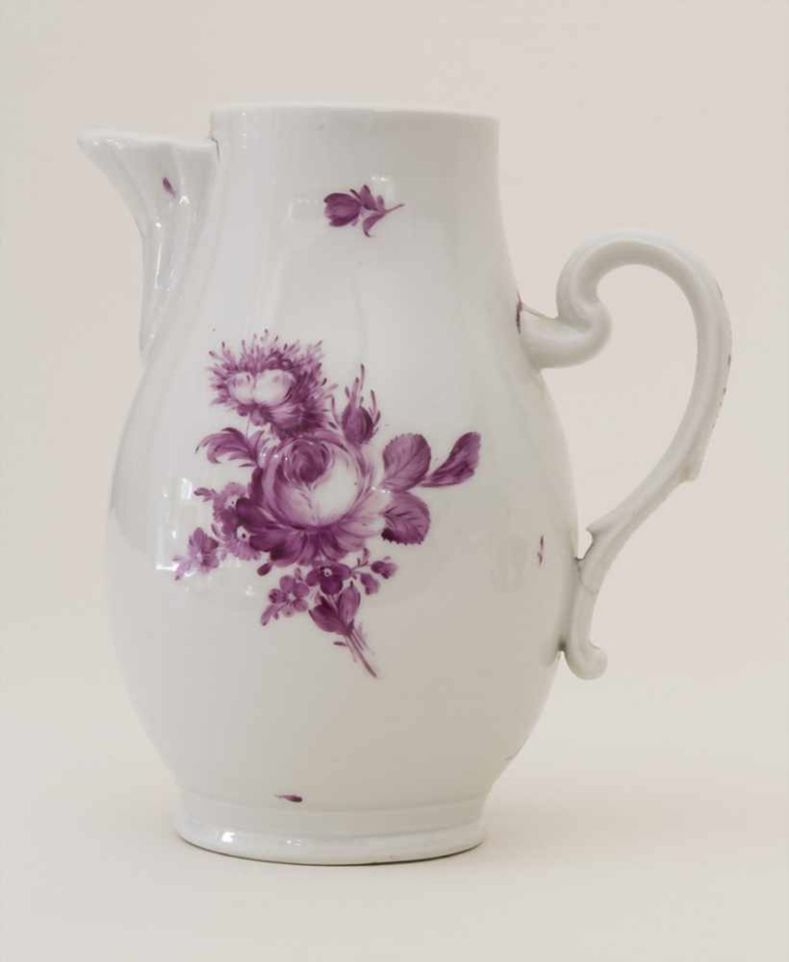 Kanne / A jug with Camaieu flowers, wohl Thüringen, um 1740Material: Porzellan, glasiert und