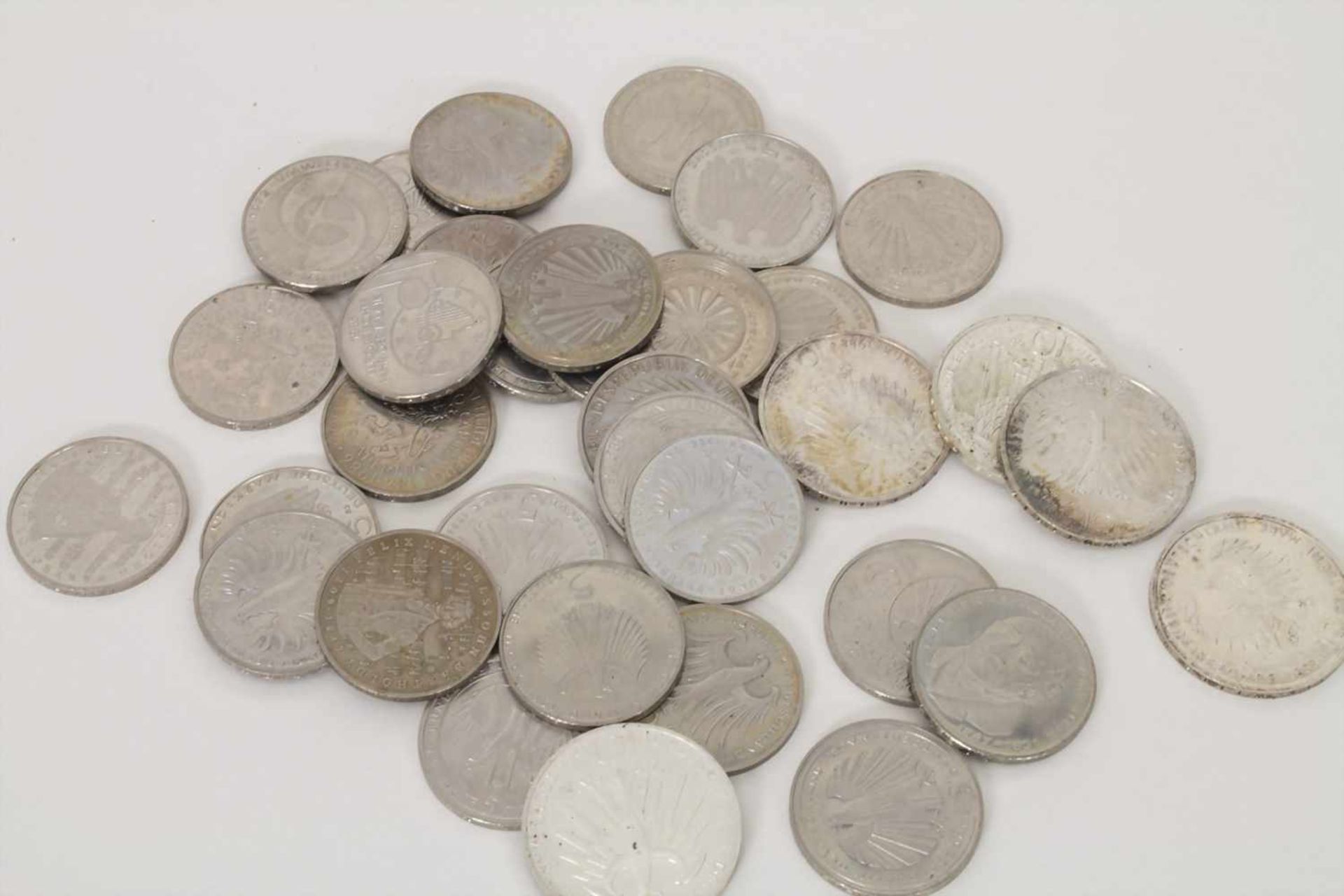 Sammlung DM MünzenBestehend aus 19 x 5DM und 5 x 10DM Münzen.Zustand: gut- - -20.00 % buyer's