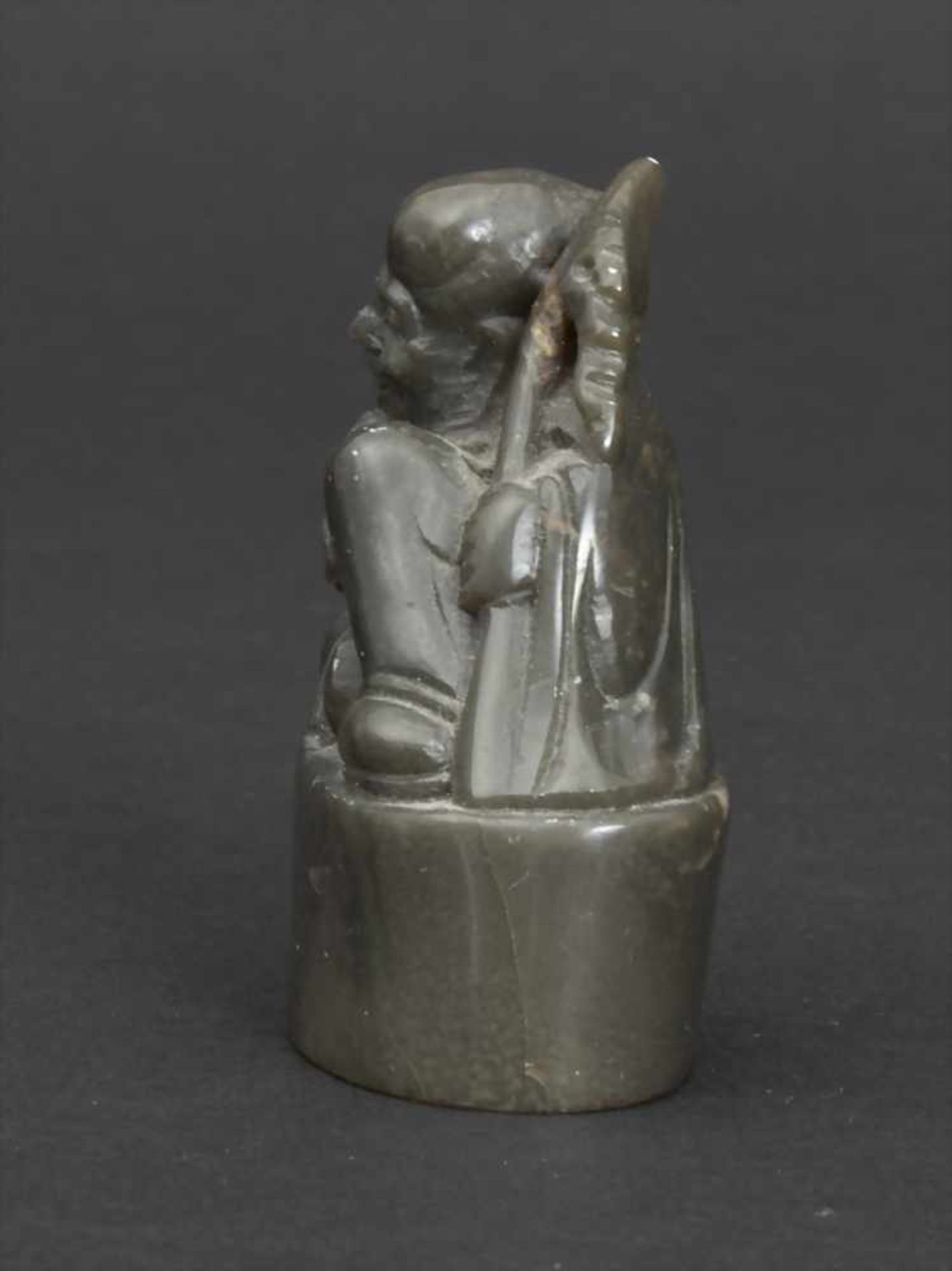 Jade-Stempel, A Jade Stamp, China, 19. Jh.Material: Jade dunkel grün, geschnitzt, Höhe: 5 cm, - Image 4 of 9