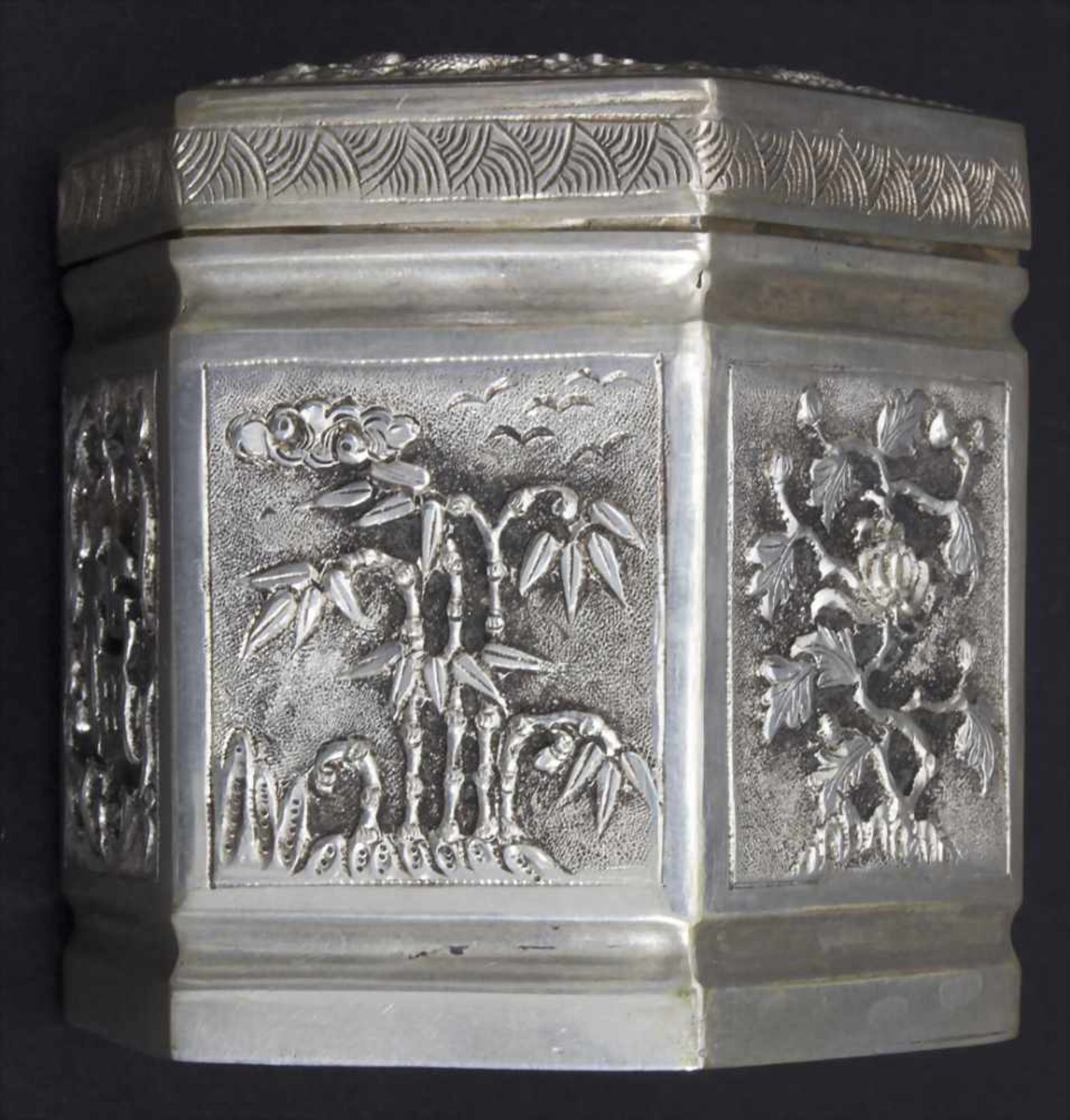Silber Dose / A Silver Box, China, um 1900Material: Silber fein ziseliert,Marke: unterseitig - Image 6 of 11