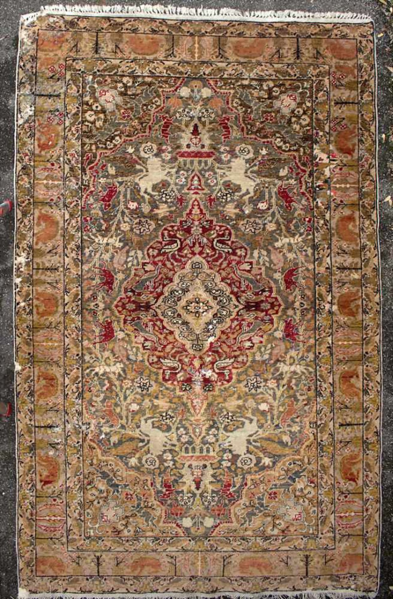 Orientteppich mit Floral- und Tiermotiven / An oriental carpet with flowers and animalsMaterial: