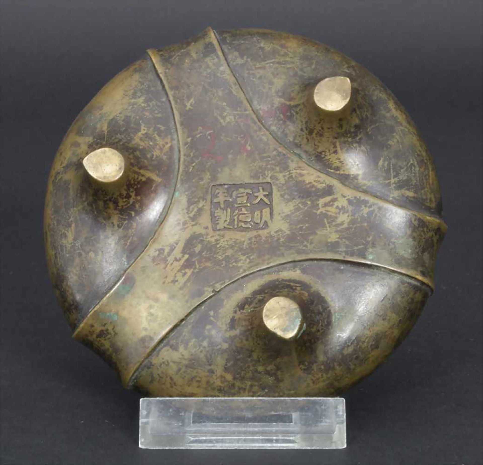 Dreibeiniger Weihrauchbrenner, Hsüan-tè Marke, ChinaMaterial: Bronze mit Alterspatina,Marke: - Bild 6 aus 9