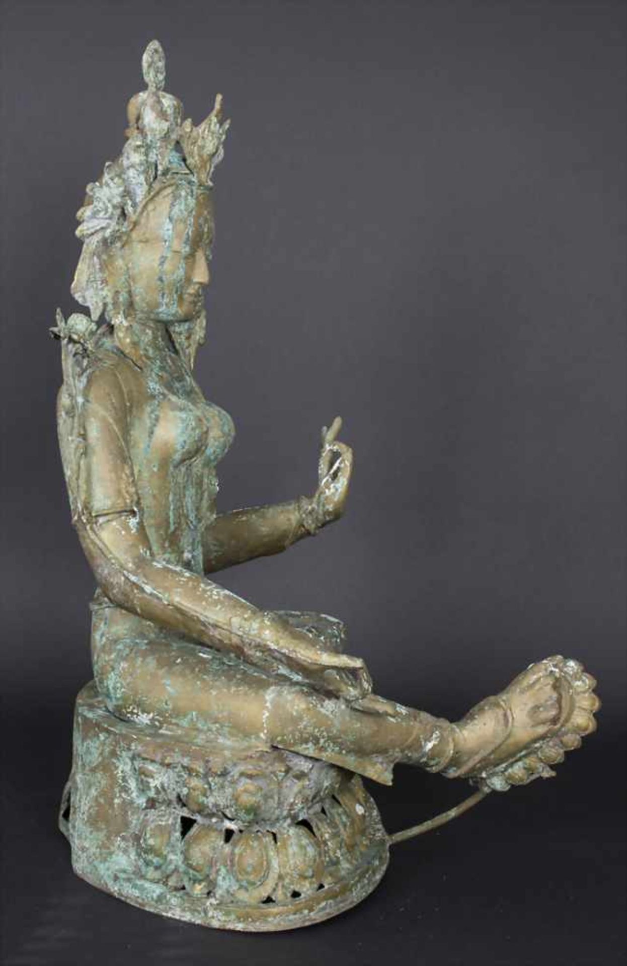 Sitzende Gottheit 'Tara' / A sitting deity 'Tara', tibetochinesischMaterial: Bronze, patiniert, - Image 8 of 9