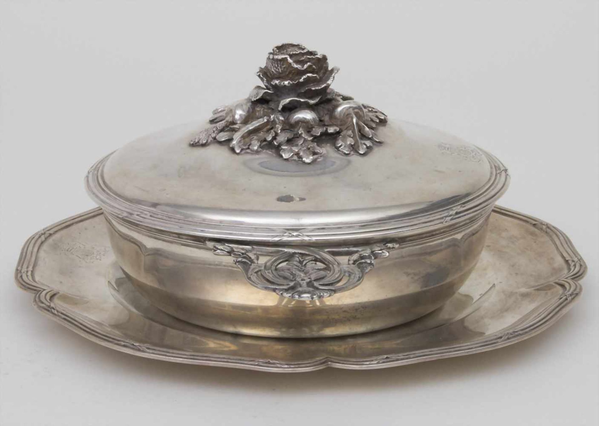 Legumier / Wöchnerinnenschüssel / A silver vegetable tureen with lining and cover, Stanislas Pollet, - Image 11 of 17