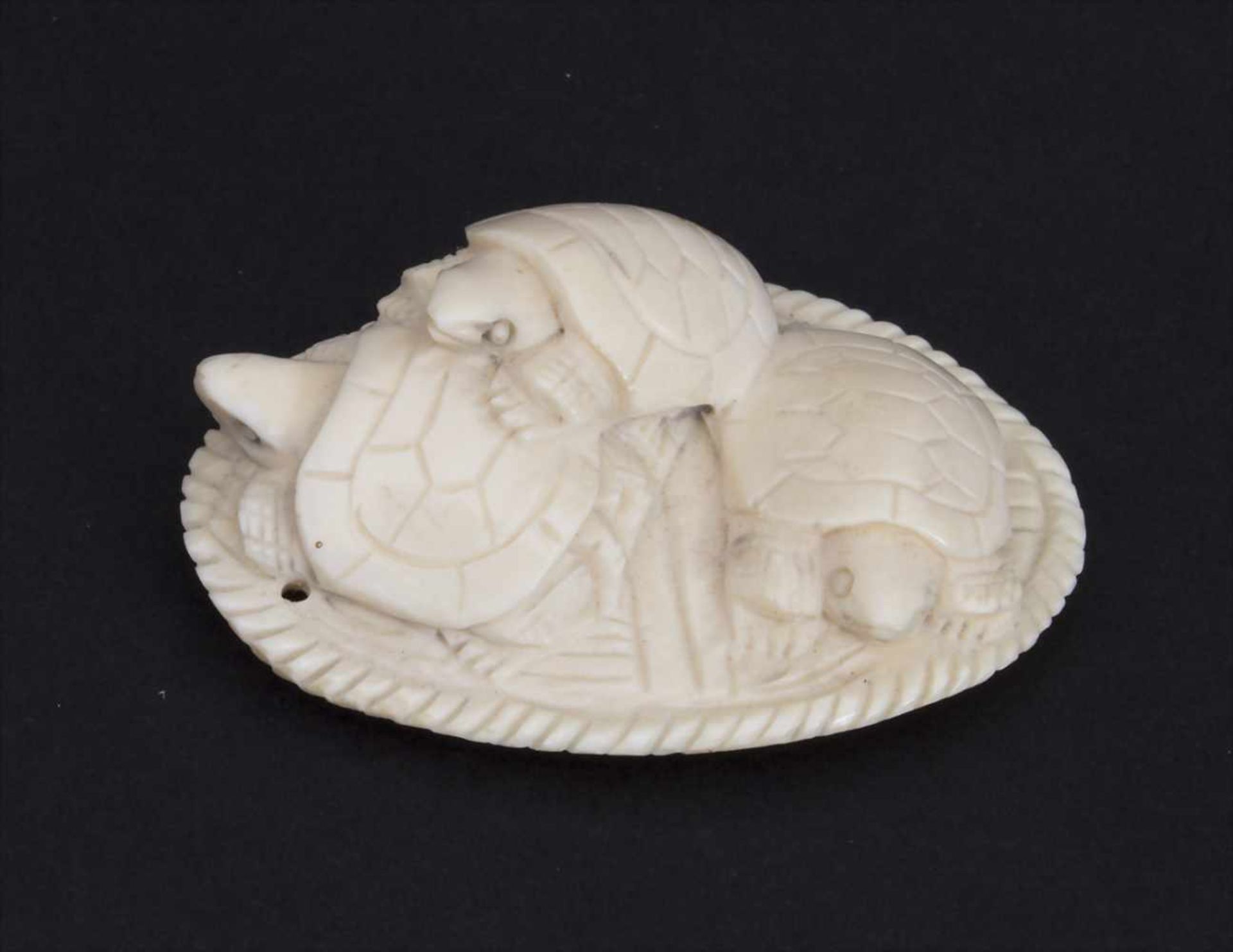 Netsuke 'Drei Schildkröten' / A Netsuke 'Three Turtles ', Japan, um 1900Material: Elfenbein,