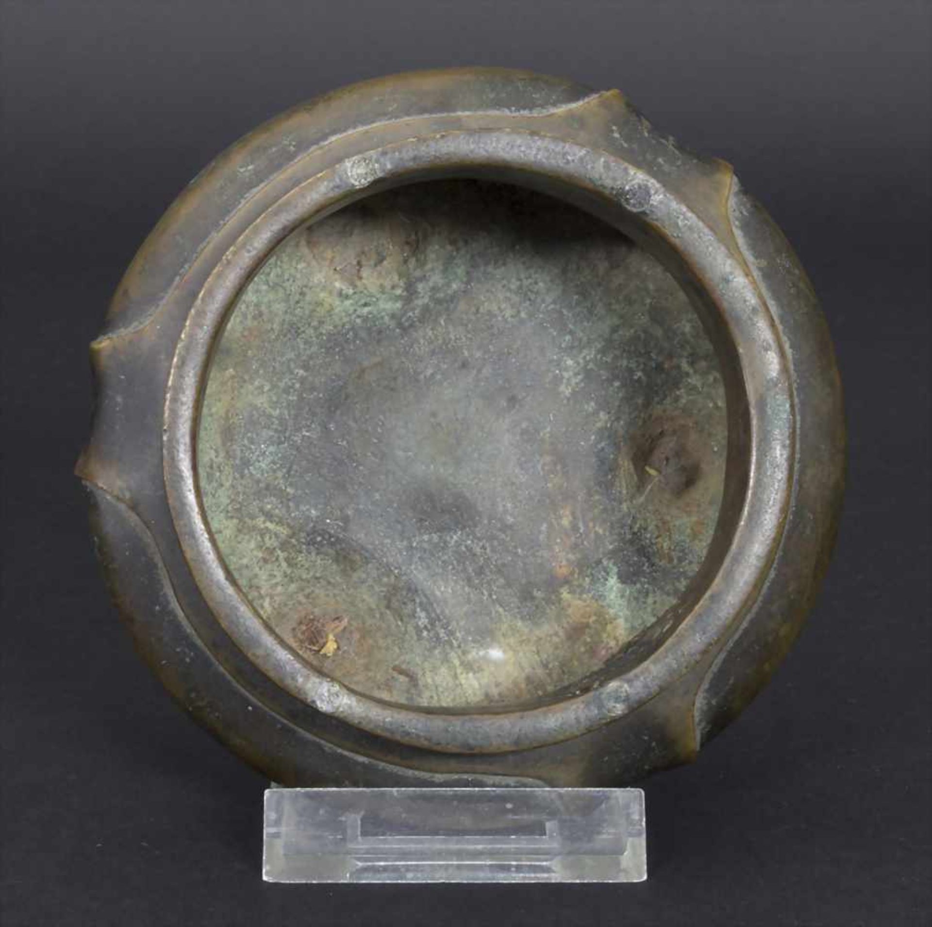 Dreibeiniger Weihrauchbrenner, Hsüan-tè Marke, ChinaMaterial: Bronze mit Alterspatina,Marke: - Bild 4 aus 9