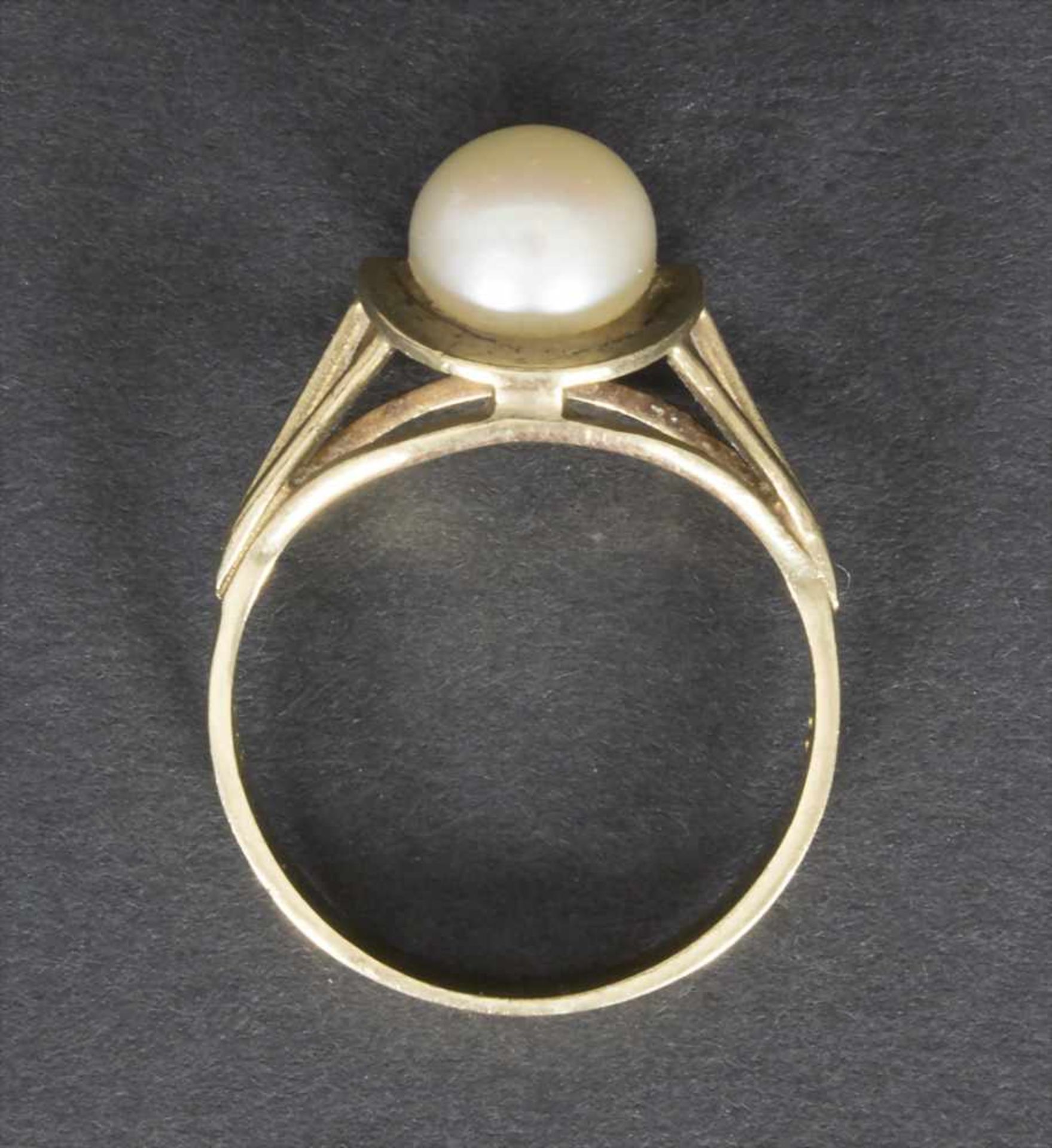 Damenring mit Perle / A ladies ring with a pearlMaterial: 8 Kt.333/000 Gold, Perle,Gewicht: 2,6 g, - Bild 3 aus 3