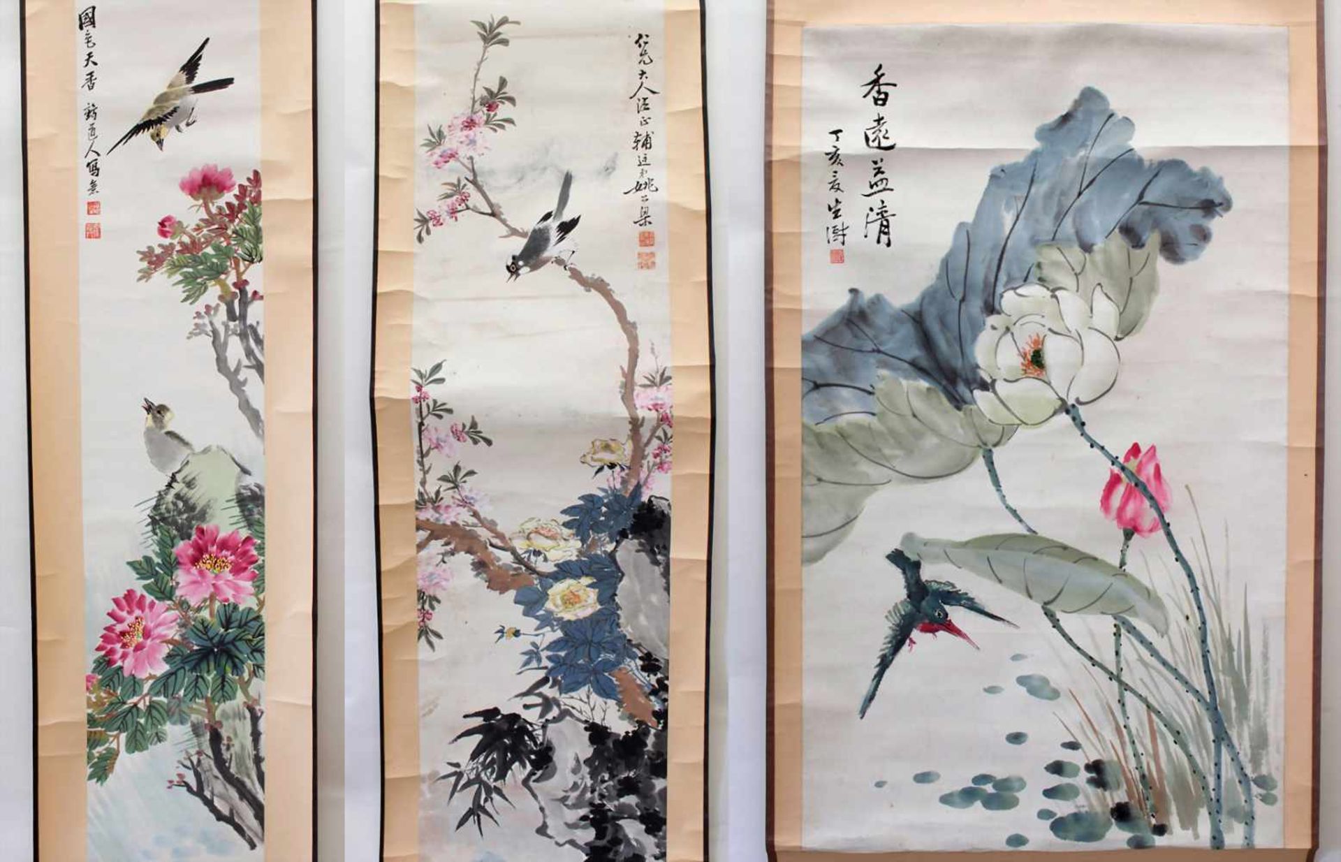 Konvolut 3 Rollbilder 'Vogel-Strauch-Dekor' / A set of 3 scroll paintings, China, um 1900Material: