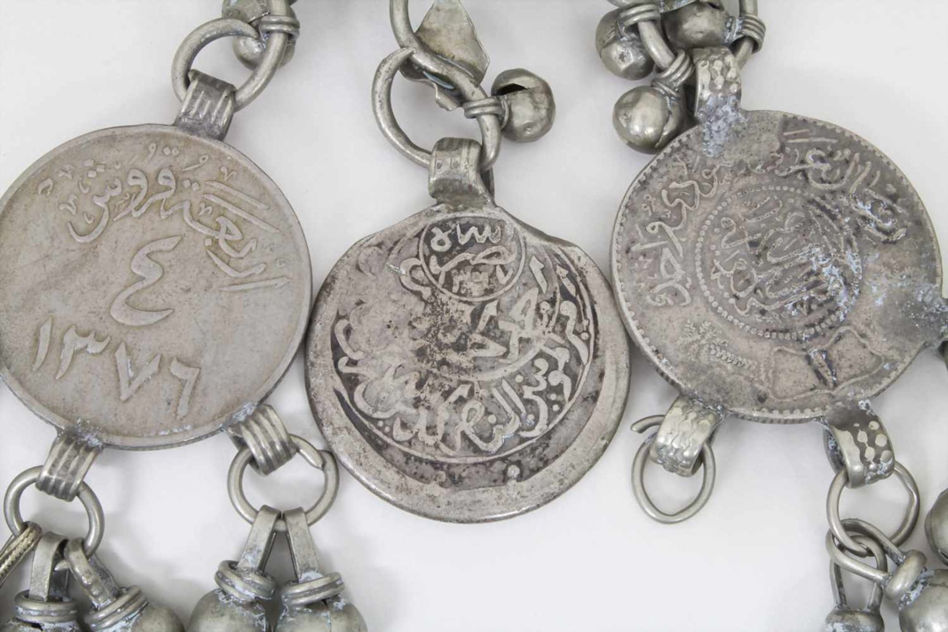 Konvolut Silberschmuck, arabischBestehend aus: einer Halskette mit Bernstein, einem Armreif, einer - Image 5 of 6