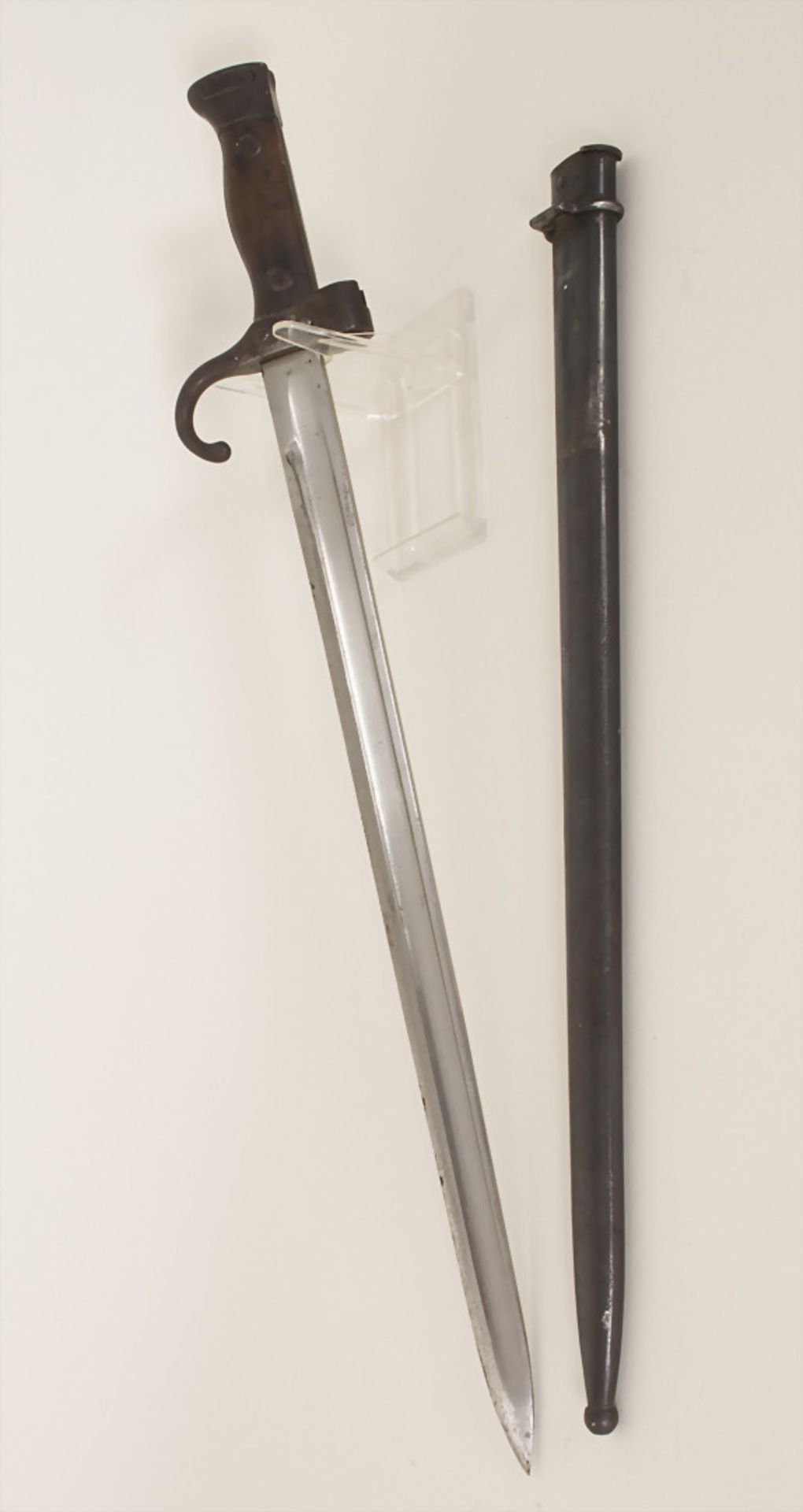 Bajonett / A bayonet, deutsch um 1915Material: Stahl, Holz, Maße: L. Klinge 40 cm, L. gesamt 53 cm,