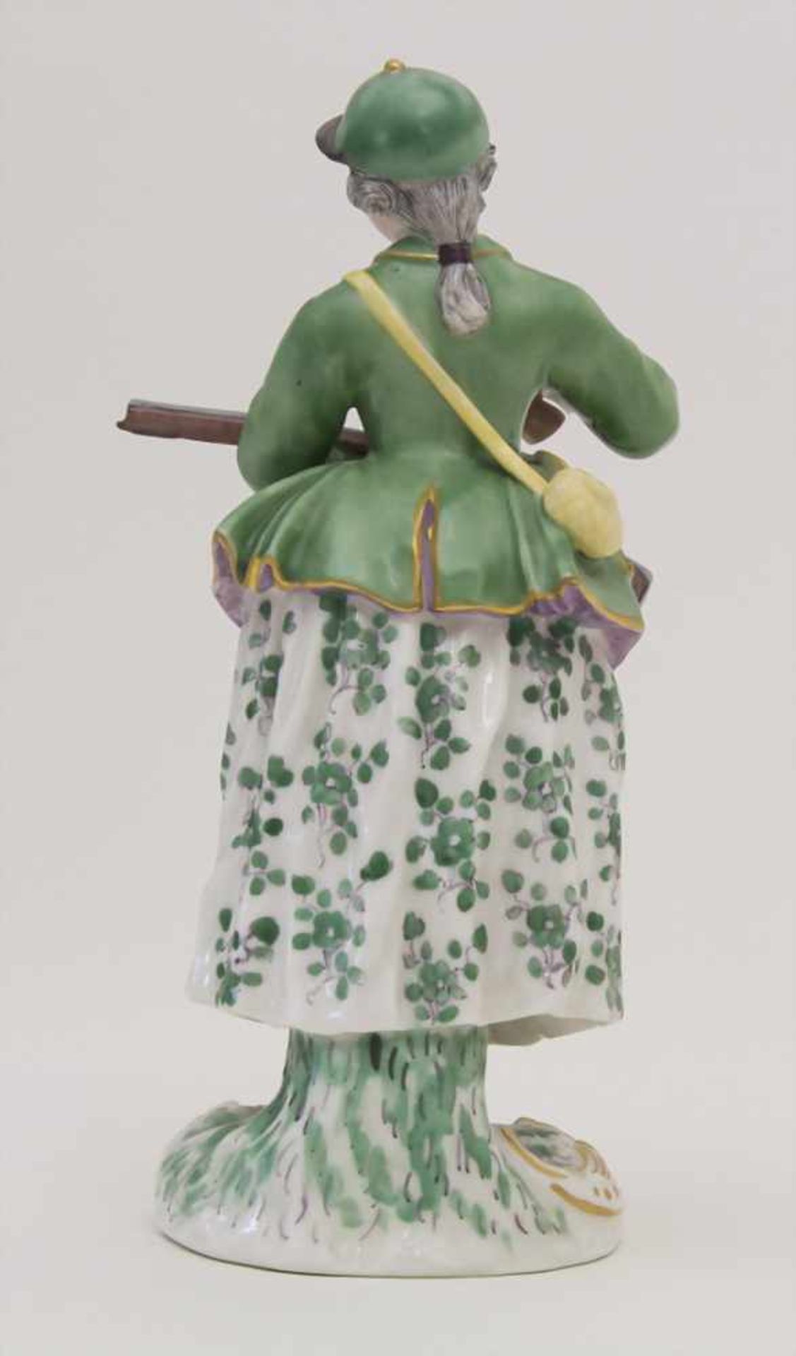 Jägerin mit Gewehr / A hunting lady, Nymphenburg, nach 1942Material: Porzellan, polychrom staffiert, - Bild 3 aus 7