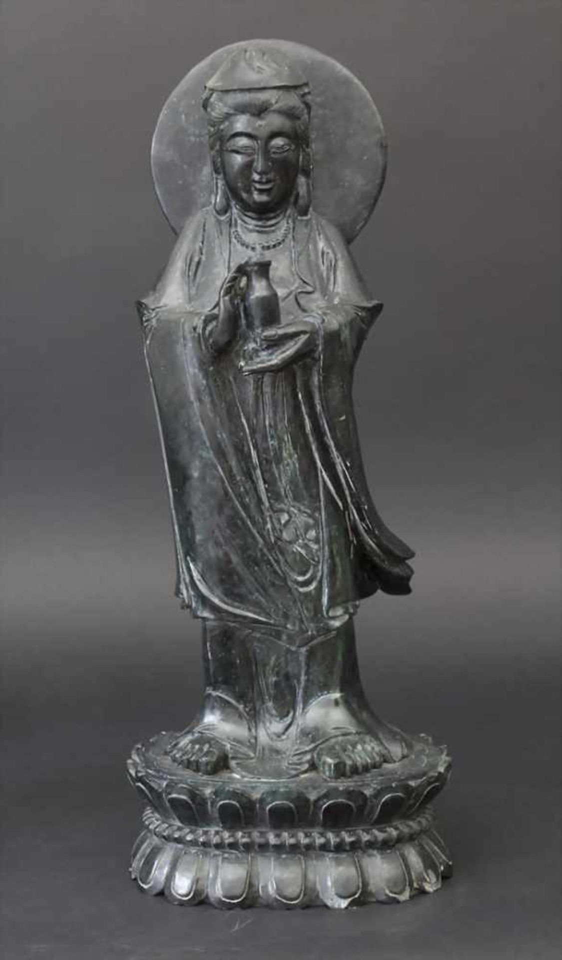 Jadefigur, 'Guanyin auf Doppel Lotos sockel', China um 1920Matrial: spinatgrüne Nephrit Jade,