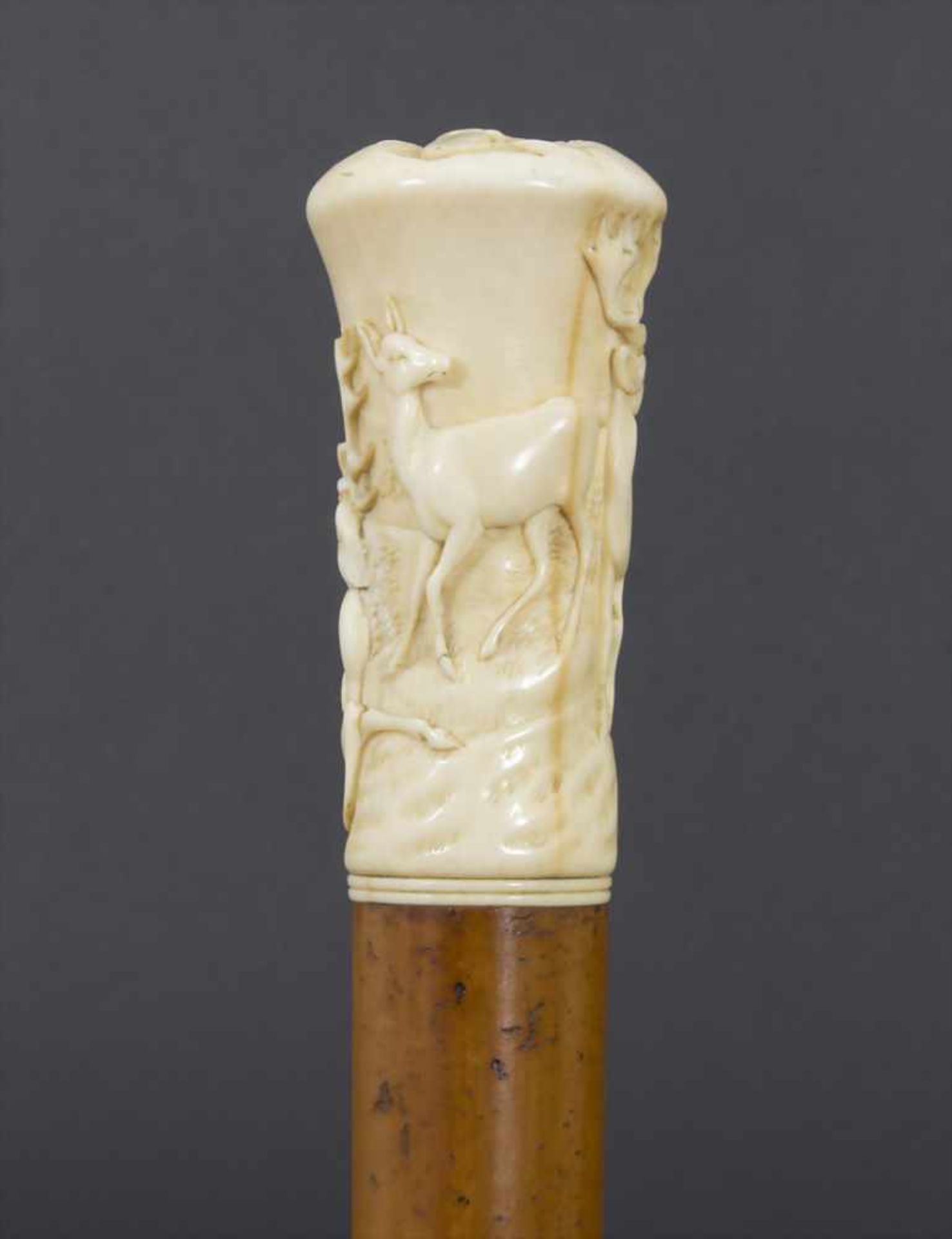 Gehstock mit Elfenbeingriff 'Hirsche' / A cane with ivory handle 'Deer', um 1880Material: