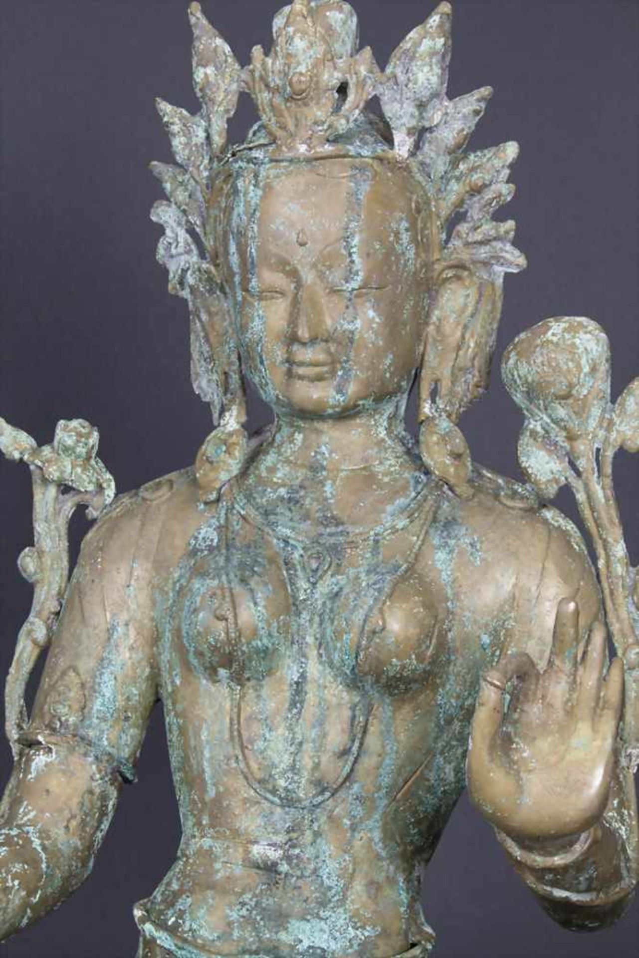 Sitzende Gottheit 'Tara' / A sitting deity 'Tara', tibetochinesischMaterial: Bronze, patiniert, - Image 2 of 9