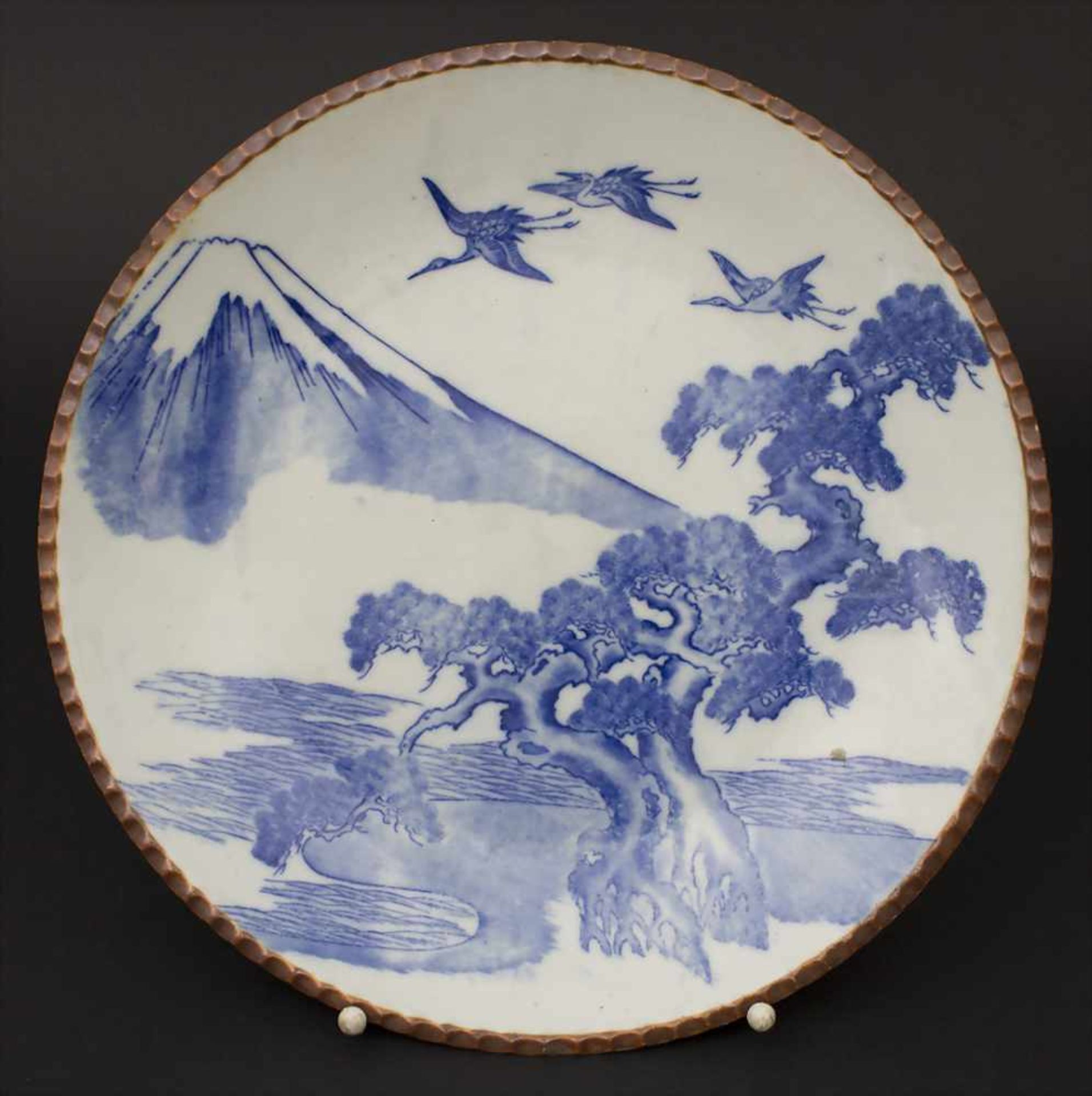 Große Platte / A large plate, Japan, um 1900Material: Porzellan, blau bemalt, glasiert, Rand braun