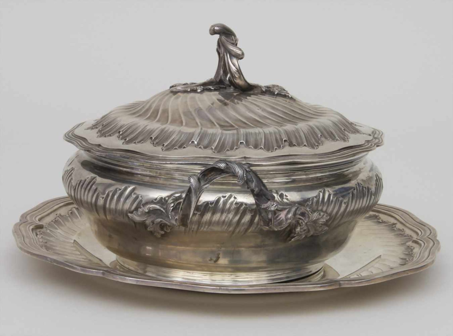 Legumier / Wöchnerinnenschüssel / A silver vegetable tureen with lining and cover, Paris, um - Image 2 of 12