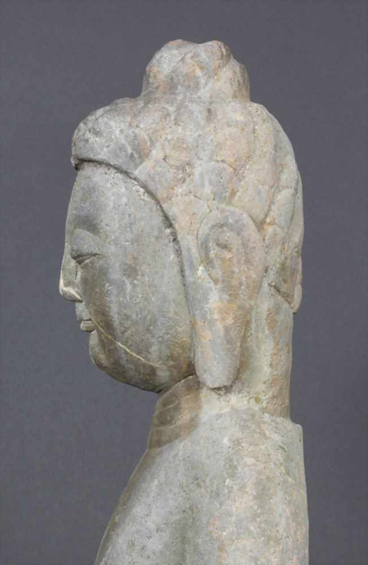 Buddhafigur / A buddha figure, tibetochinesisch, 20. Jh.Technik: grauer Stein, weiß marmoriert, - Image 11 of 11
