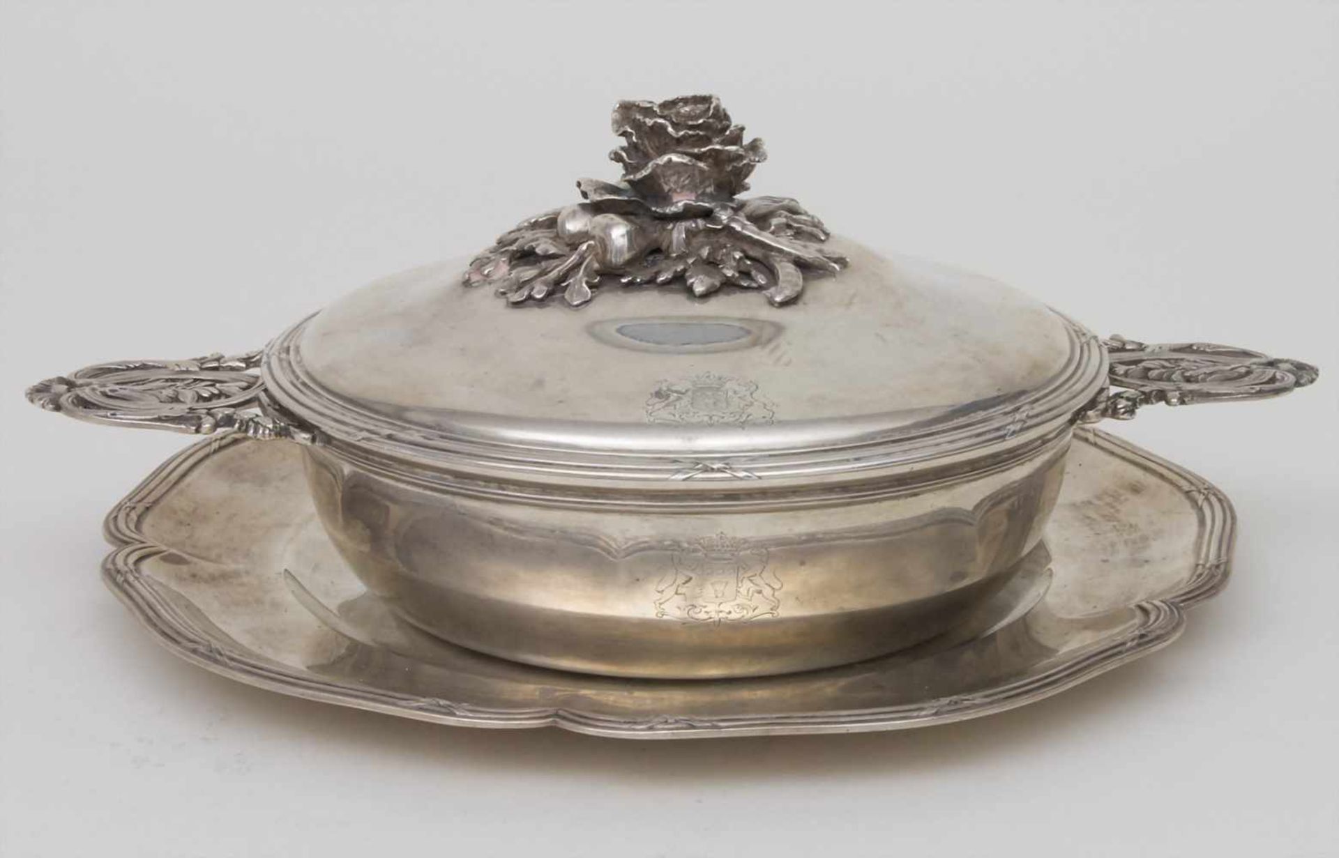 Legumier / Wöchnerinnenschüssel / A silver vegetable tureen with lining and cover, Stanislas Pollet, - Image 12 of 17