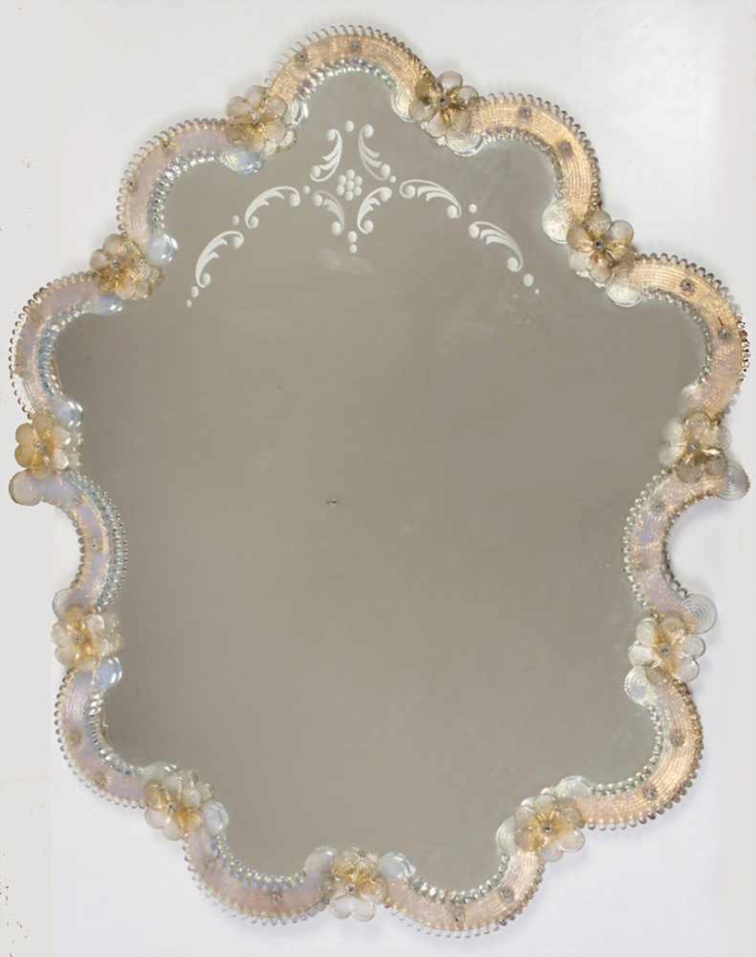 Muranospiegel mit Blütenbesatz / A Murano mirror with flowersMaterial: Spiegelglas, farbloses Glas