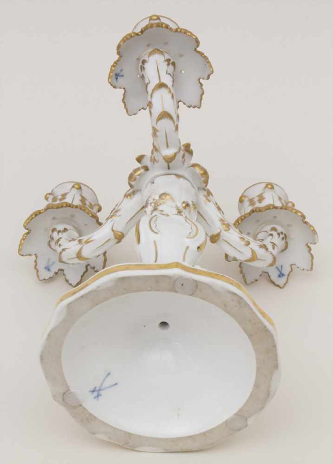 Dreiflammiger Leuchter / A candleholder, Meissen, Mitte 20. Jh.Material: Porzellan, goldstaffiert, - Bild 5 aus 6