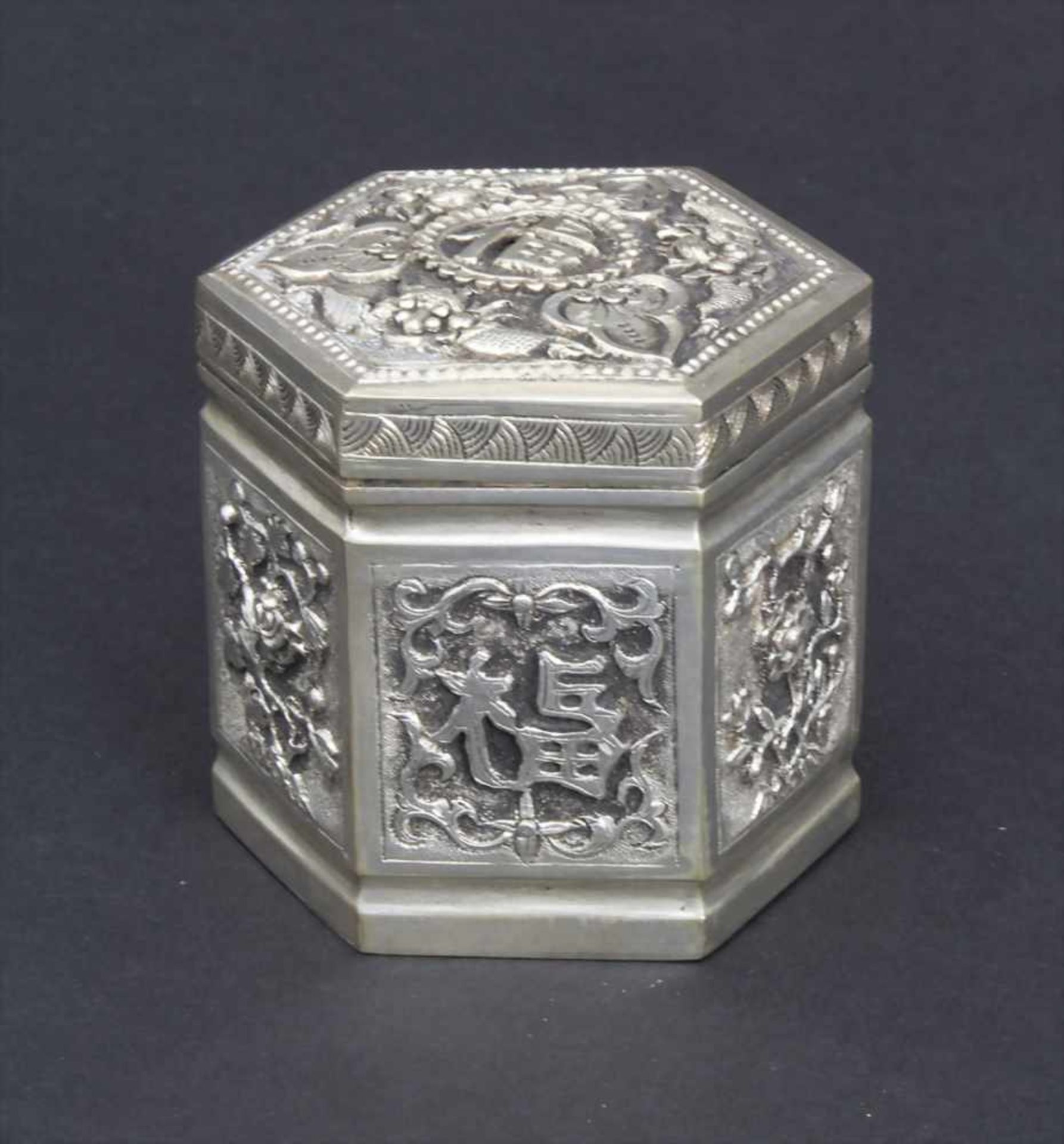 Silber Dose / A Silver Box, China, um 1900Material: Silber fein ziseliert,Marke: unterseitig