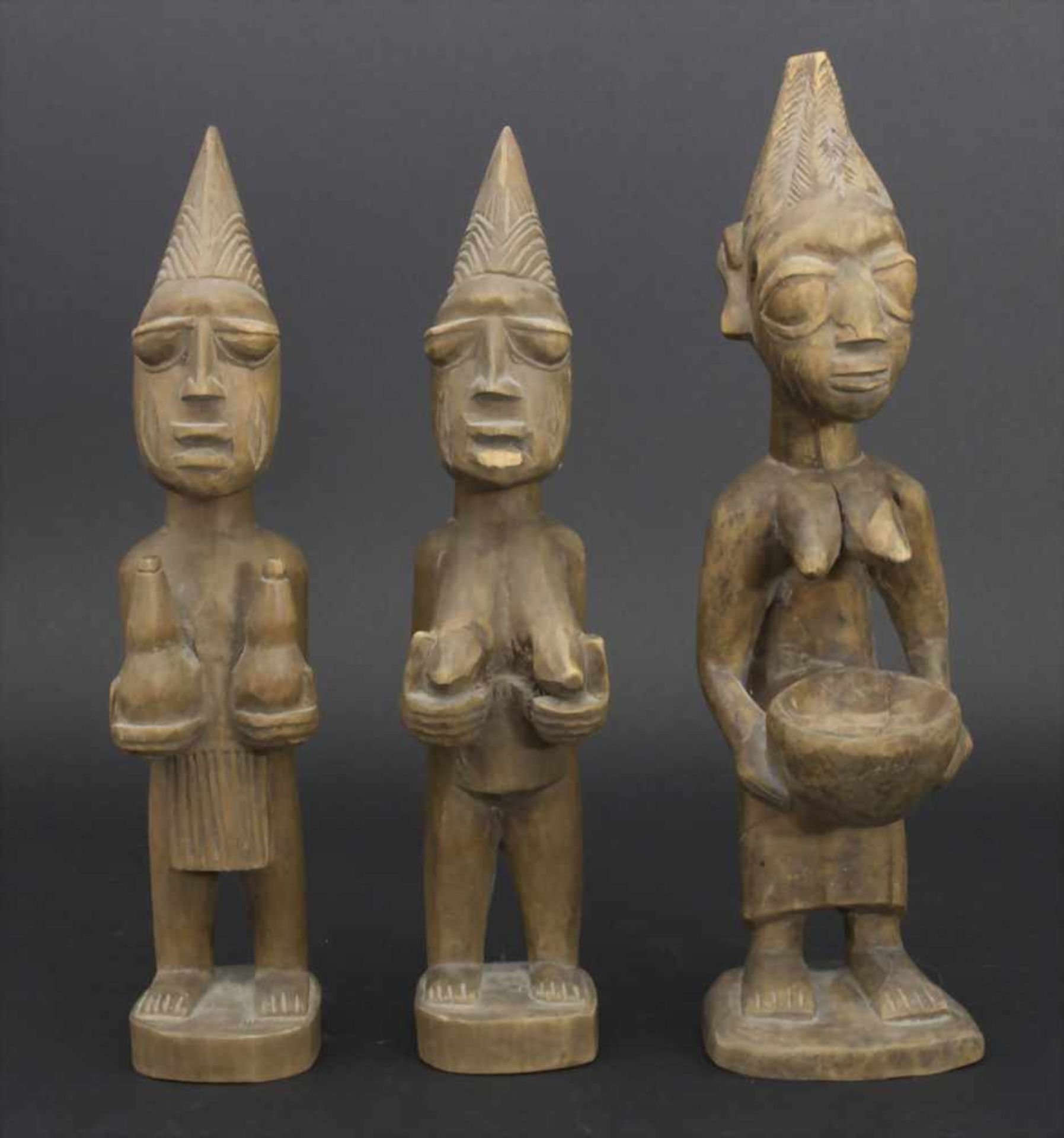 3 Ahnenfiguren, WestafrikaMaterial: Holz geschnitzt,Maße: 24 cm, 26 cm,Zustand: Trockenriße, kl. - Image 2 of 5