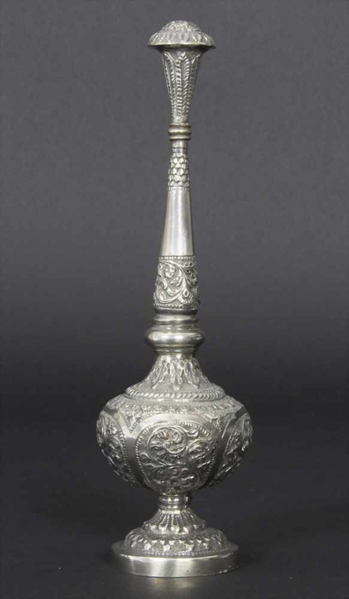 Rosenwasserflasche, Indien/Pakistan, um 1900Material: Silber mit Blättern- und Rankendekor,Marke: