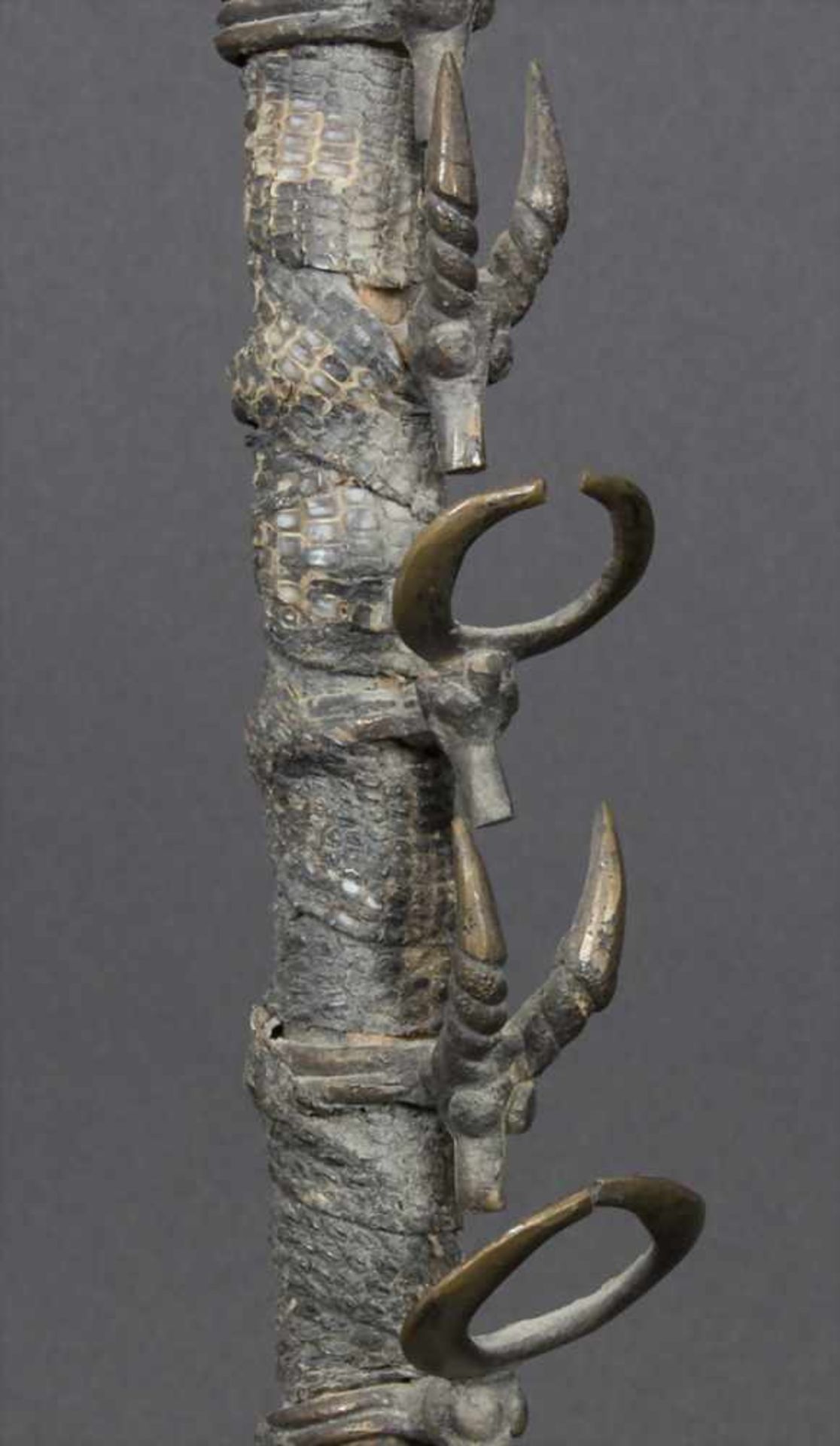 Pfeife, WestafrikaMaterial: Schlangenhaut, Holzrohr, Bronzeringe mit stilisierten TierköpfenLänge: - Bild 2 aus 5