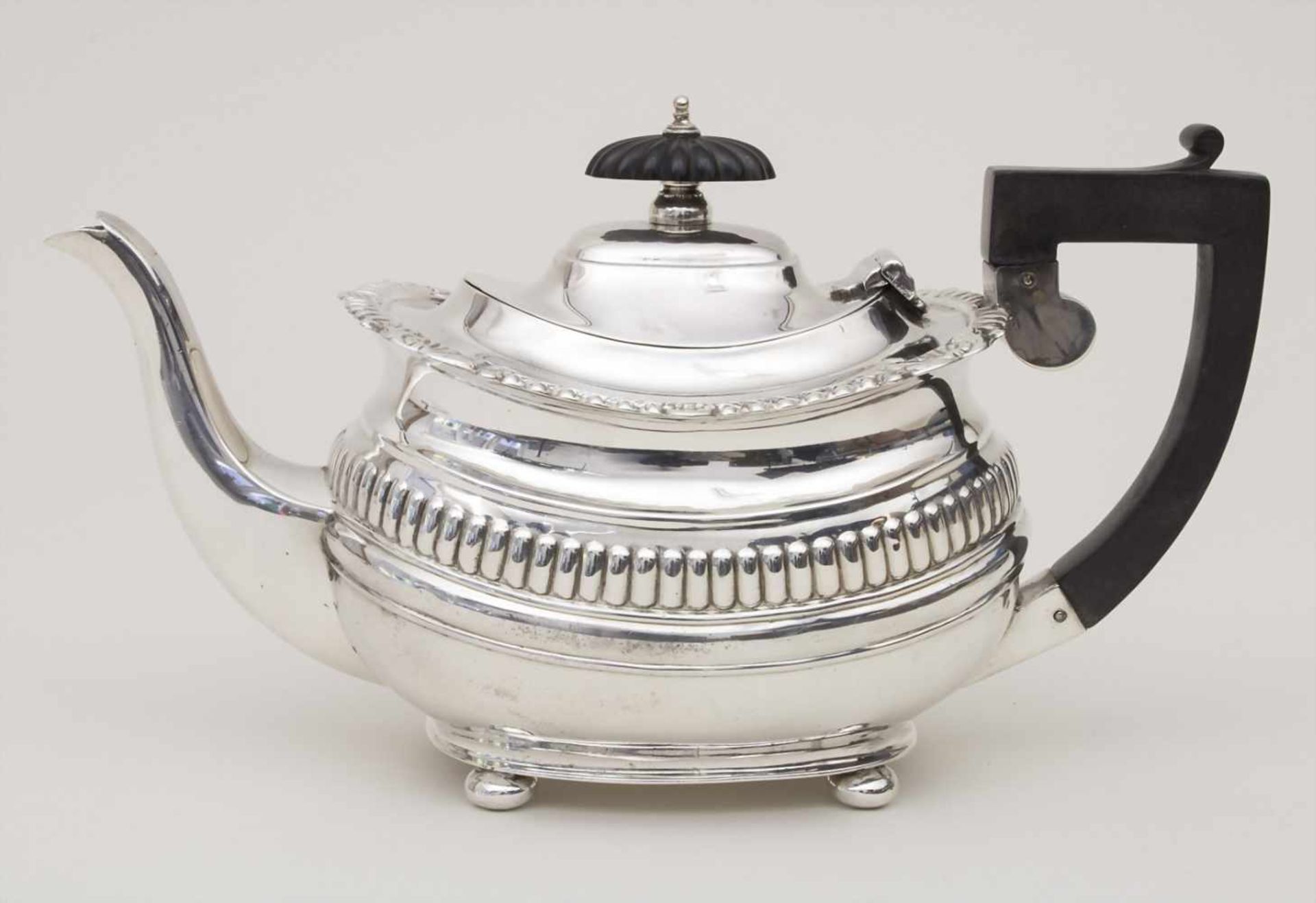 Teekanne / A silver tea pot, S. Blanckensee & Son, Ltd., Birmingham, 1942Material: Silber,