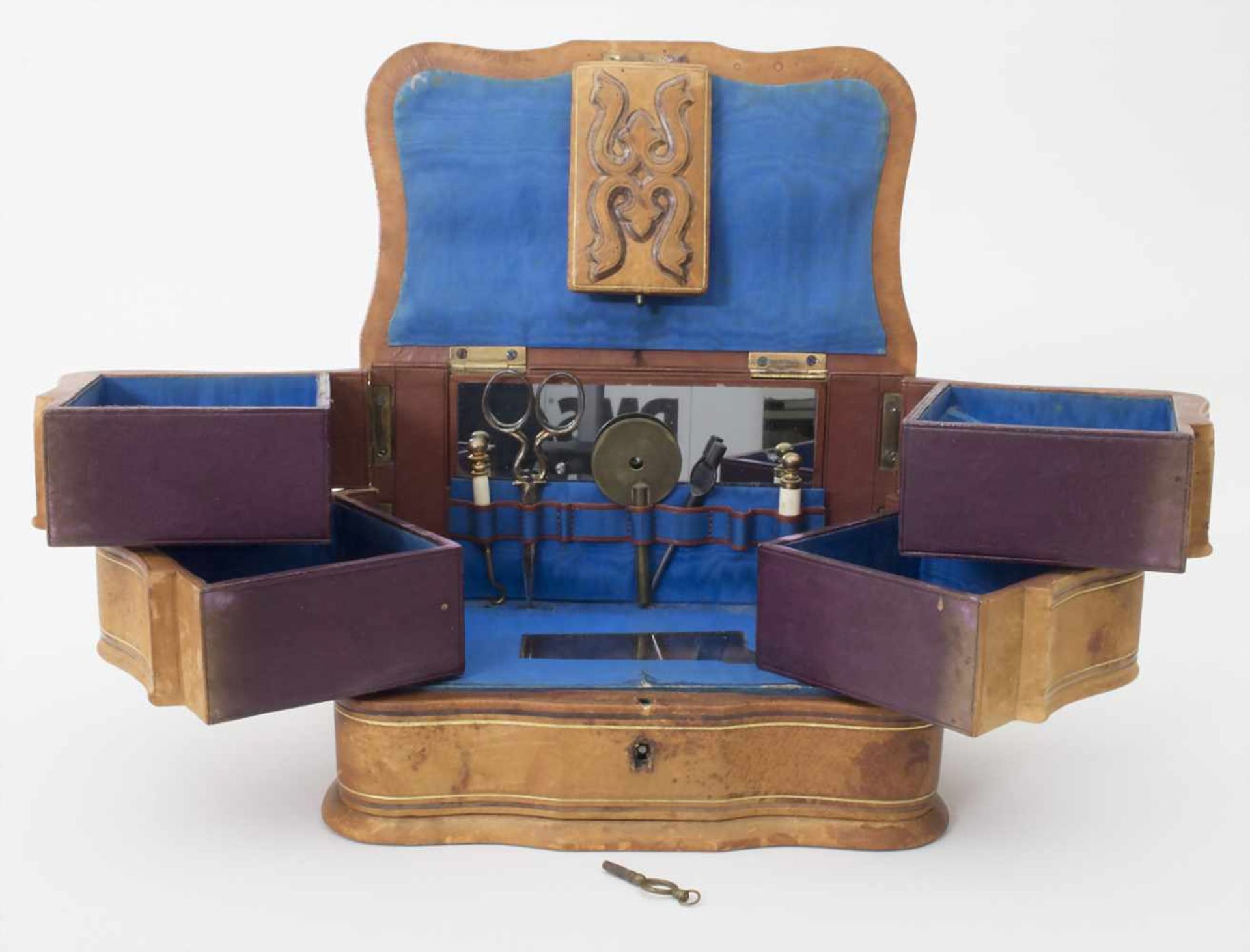 Nähkästchen mit Spieluhr / A sewing box with musical clock, um 1880Gehäuse: Holz und Karton mit