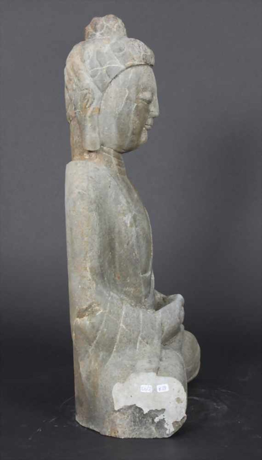 Buddhafigur / A buddha figure, tibetochinesisch, 20. Jh.Technik: grauer Stein, weiß marmoriert, - Image 6 of 11