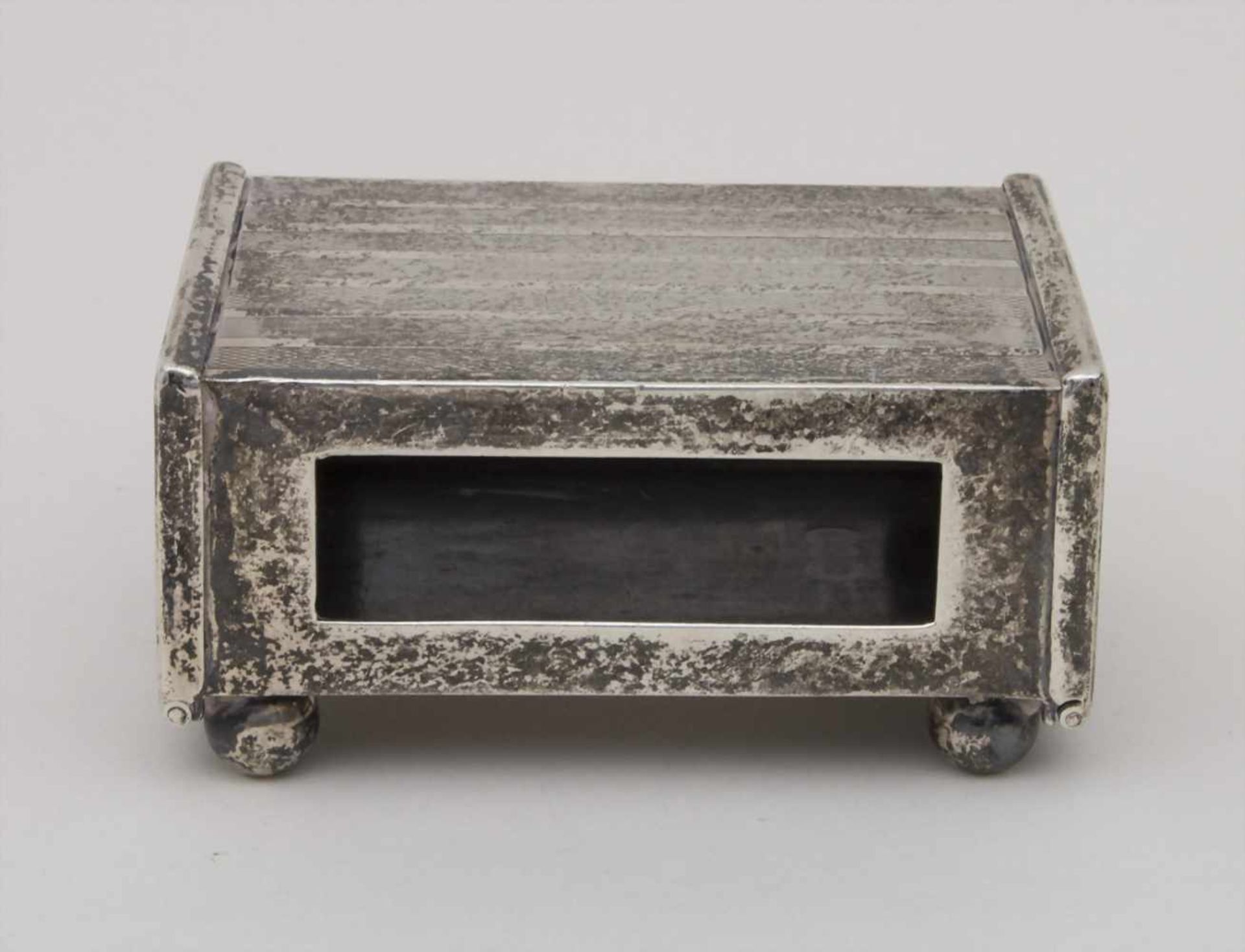 Streichholzetui auf Kugelfüßen / A silver matchbox on ball feet, Asprey & Co., London, 1911Material: