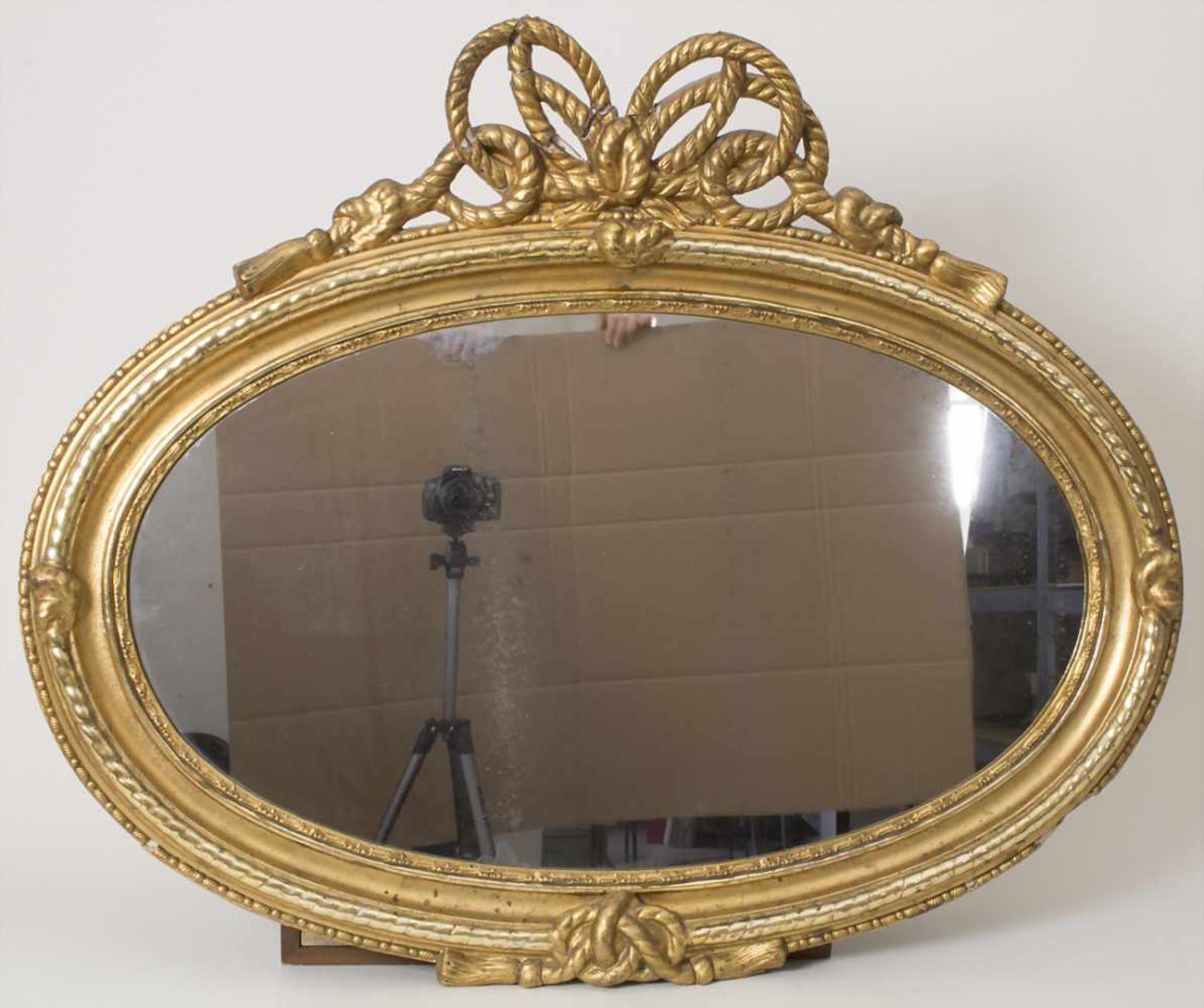 Großer Prunkspiegel / A large mirror , 18. / 19. Jh.Material: Holz, stuckiert und goldstaffiert,