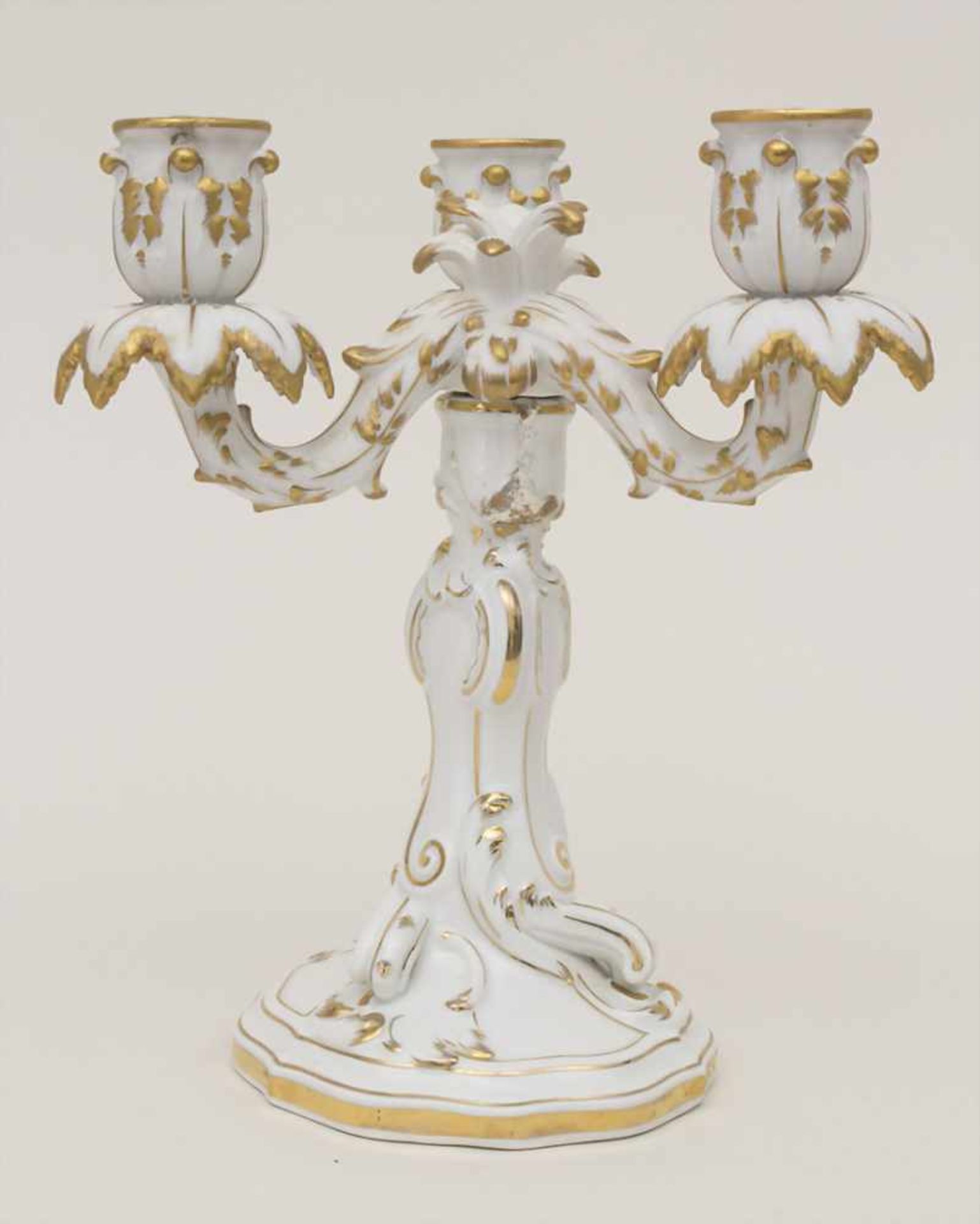 Dreiflammiger Leuchter / A candleholder, Meissen, Mitte 20. Jh.Material: Porzellan, goldstaffiert, - Image 3 of 6