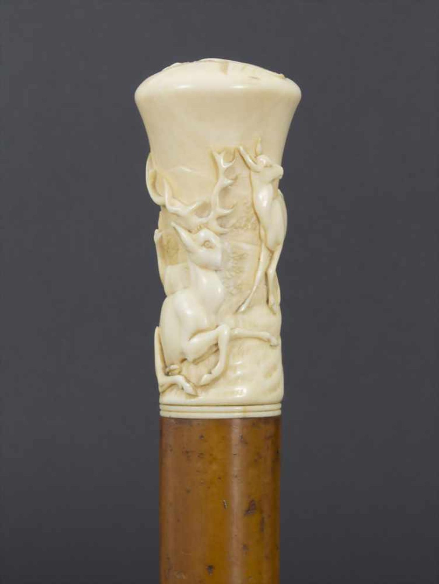 Gehstock mit Elfenbeingriff 'Hirsche' / A cane with ivory handle 'Deer', um 1880Material: - Bild 2 aus 5