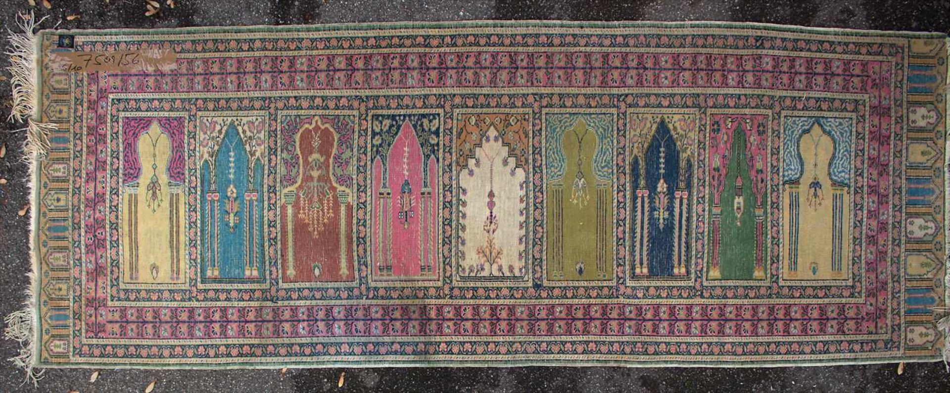 Orientteppich mit 9 Gebetsnischen / An oriental carpet with 9 mihrabsMaterial: Wolle auf - Image 2 of 3