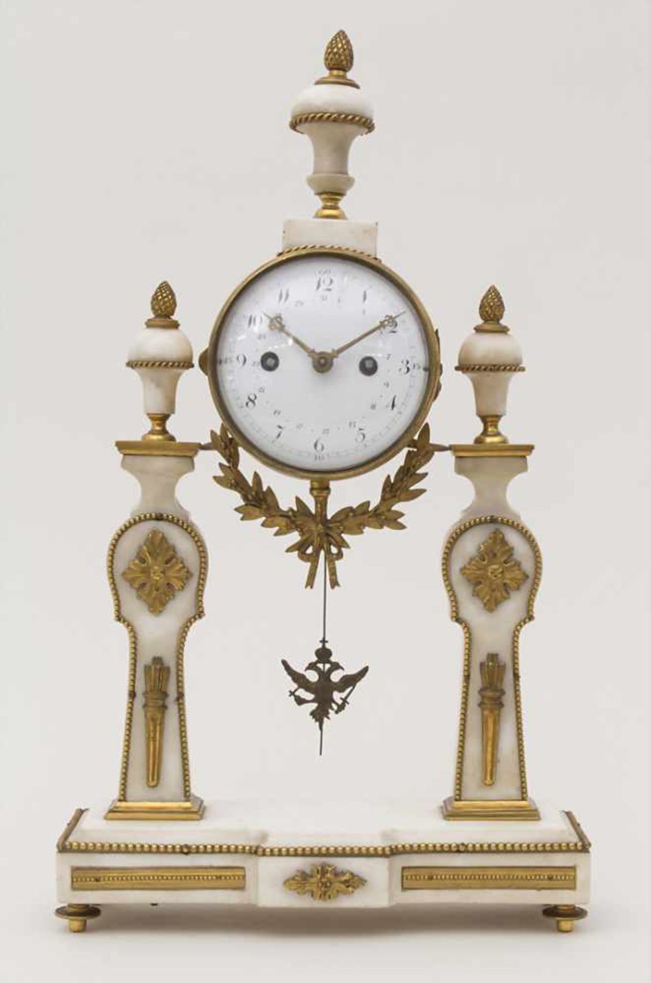 Wiener Portaluhr / A Vienna clock, um 1830Gehäuse: Bronze, vergoldet, Alabastersäulen,
