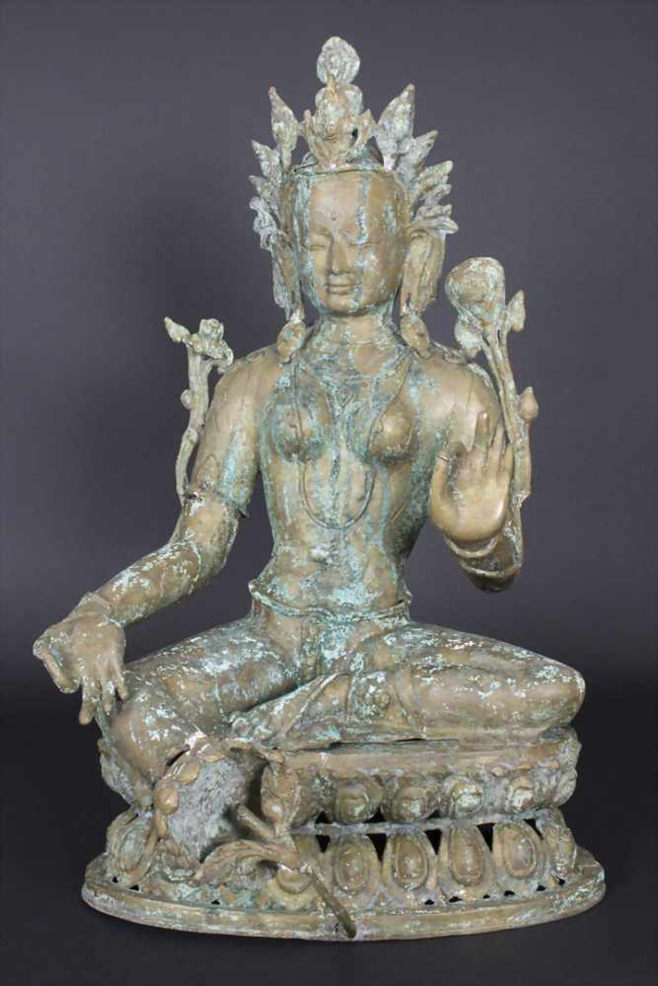 Sitzende Gottheit 'Tara' / A sitting deity 'Tara', tibetochinesischMaterial: Bronze, patiniert,