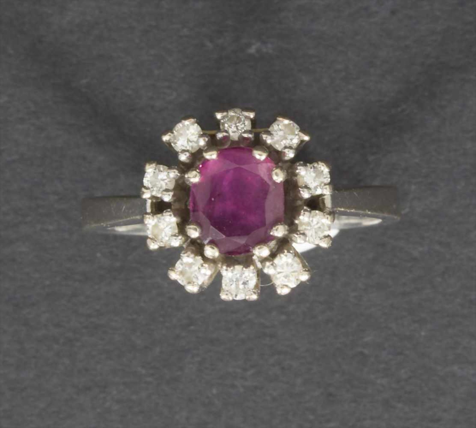 Damenring mit Diamanten und Rubin / A ladies ring with diamonds and red rubyMaterial: WG 585/000,