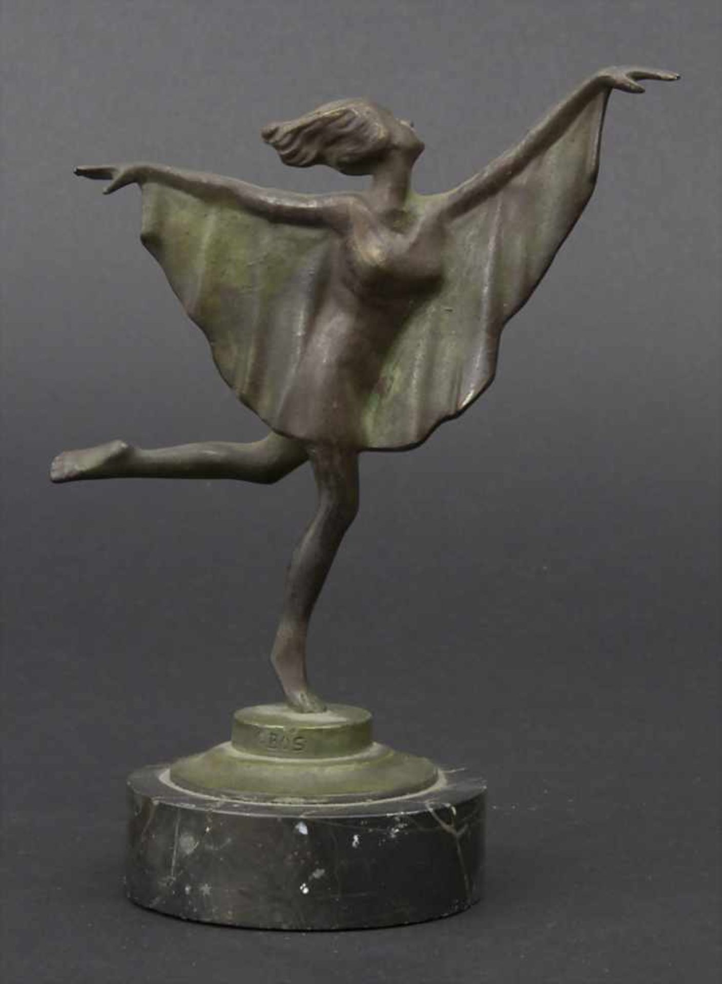 K. Bos (19. Jh.), 'Tänzerin' / 'A female dancer'Technik: Bronze, patiniert, auf schwarzem