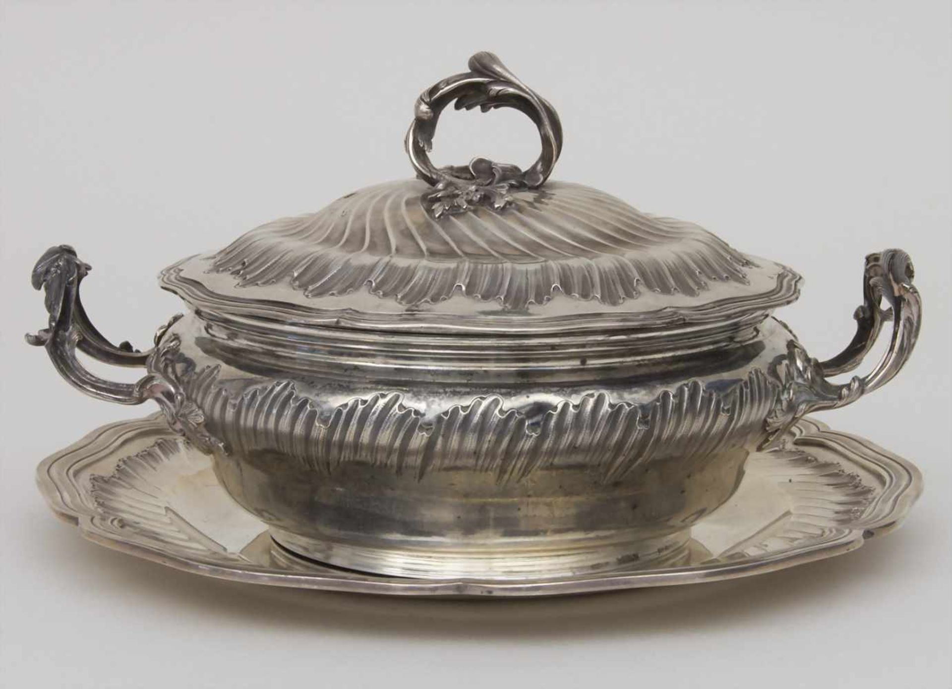 Legumier / Wöchnerinnenschüssel / A silver vegetable tureen with lining and cover, Paris, um - Image 5 of 12