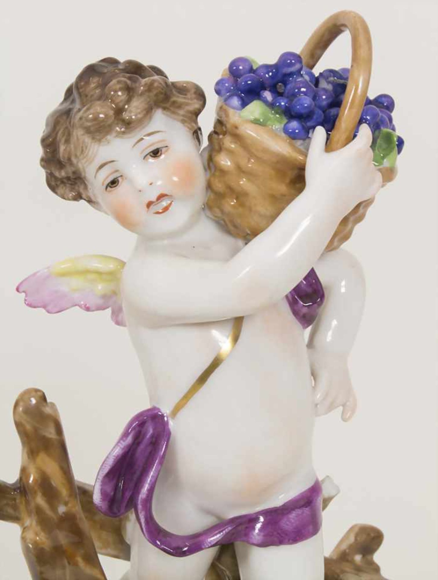 Puttofigur mir Traubenkorb / A cherub with grapes, Volkstedt Rudolstadt, 1. Hälfte 20. Jh. - Image 6 of 8