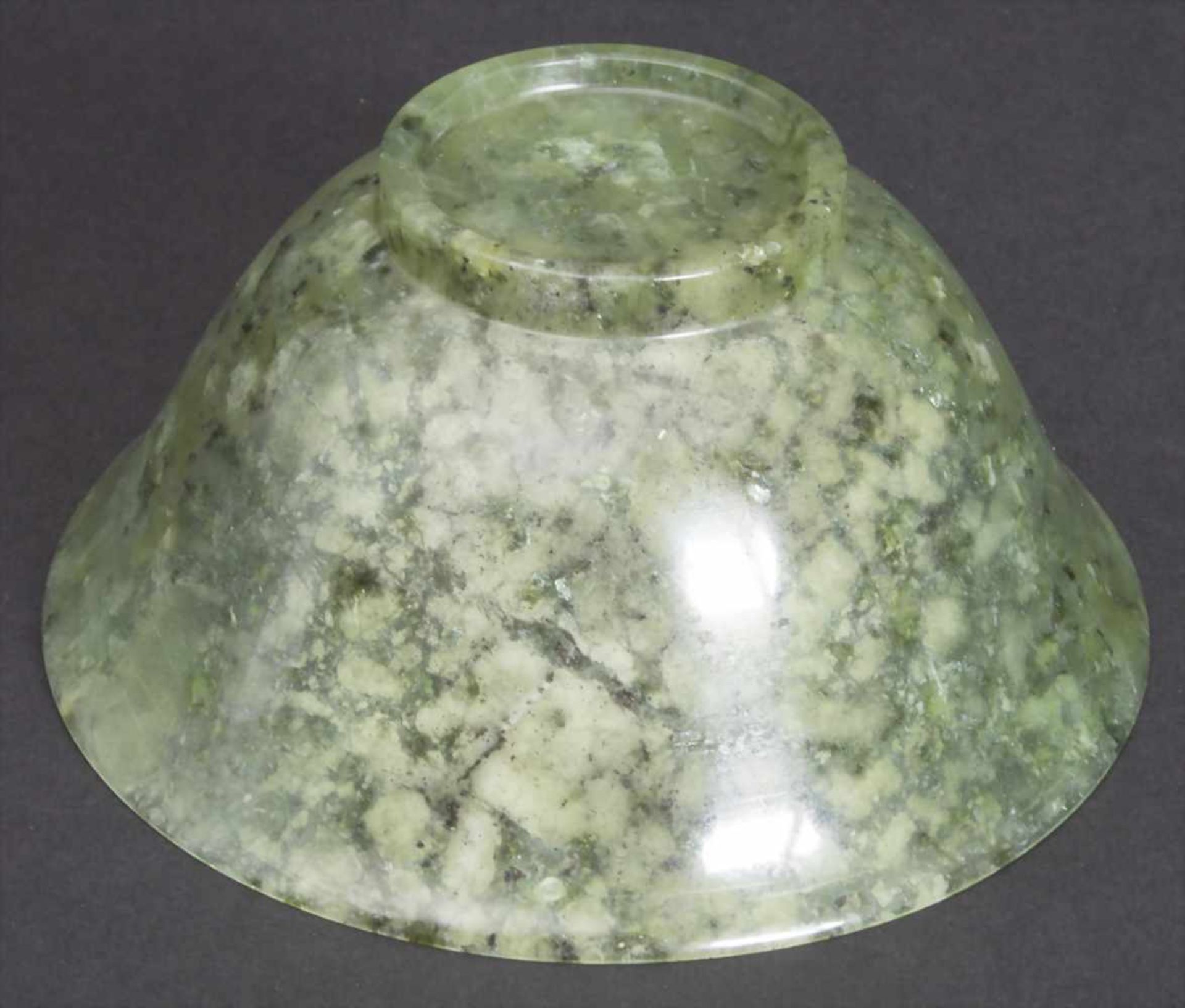 Jade Schale / A Jade Bowl, China, 20. Jh.Material: Jade, auf Holzständer,Maße: H. 5 cm,Zustand: gut- - Image 5 of 5