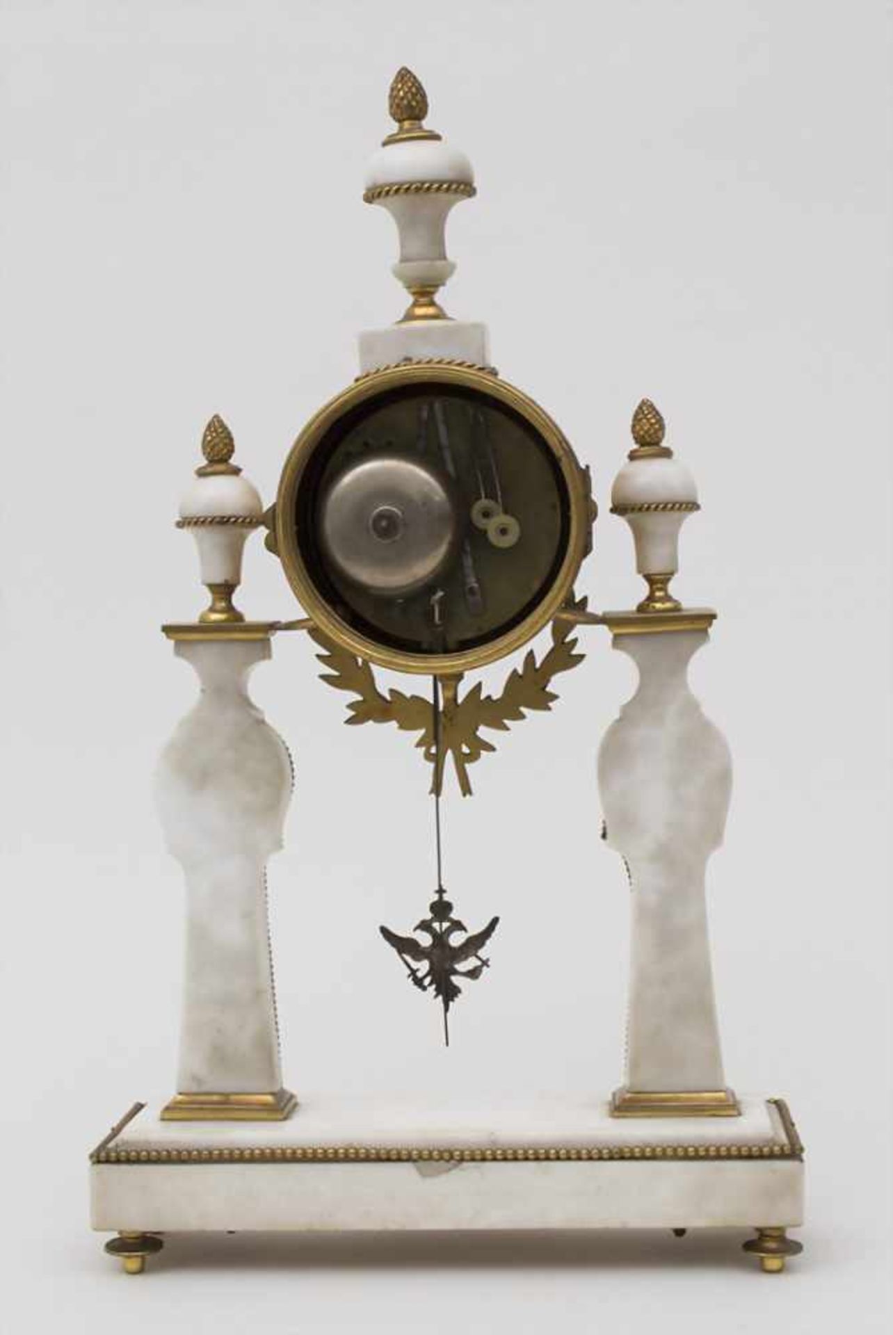 Wiener Portaluhr / A Vienna clock, um 1830Gehäuse: Bronze, vergoldet, Alabastersäulen, - Image 4 of 9