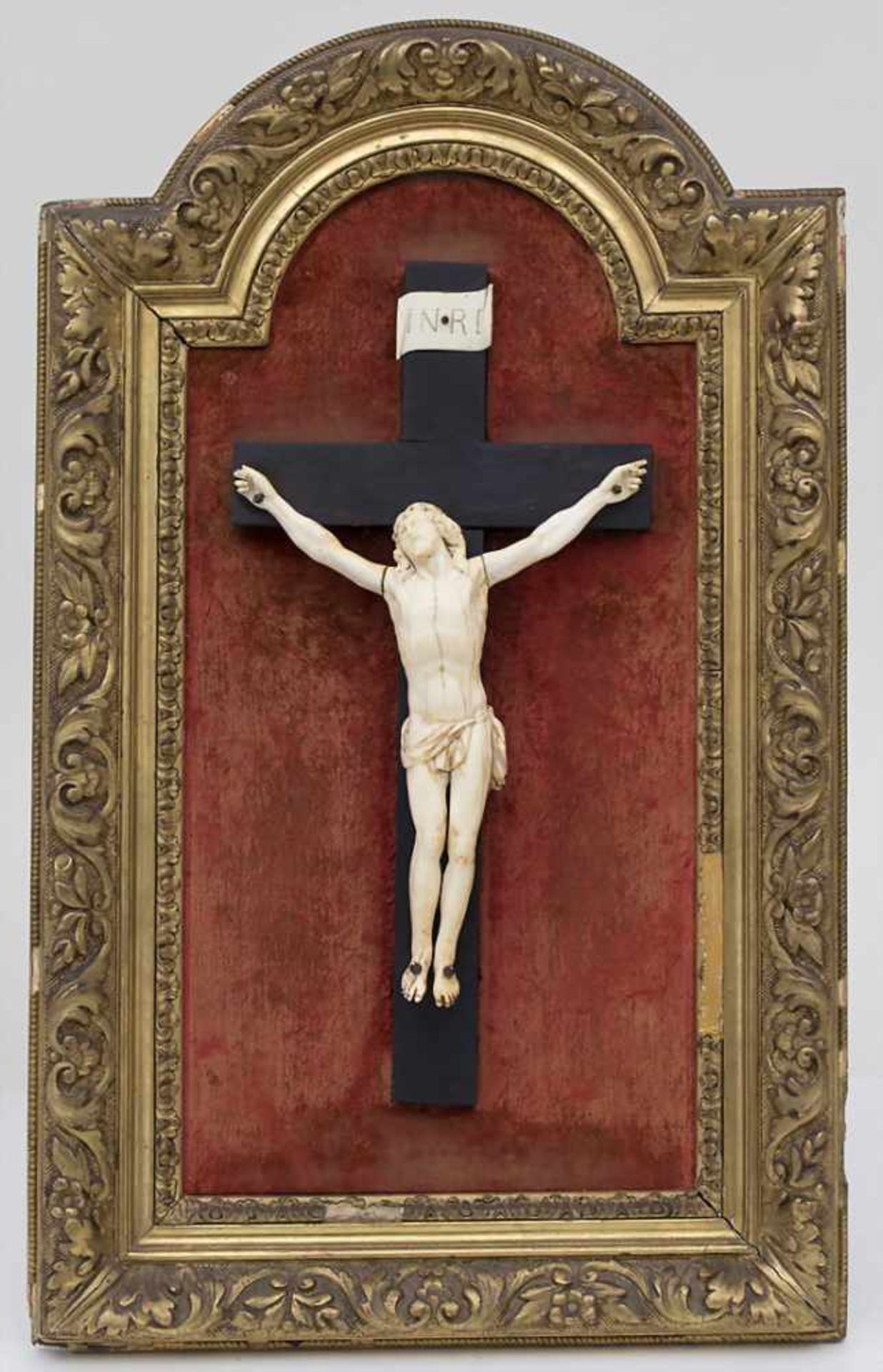 Elfenbein-Kruzifix / An ivory Crucifix, 19. Jh.Technik: Elfenbeinfigur, geschnitzt, auf ebonisiertem