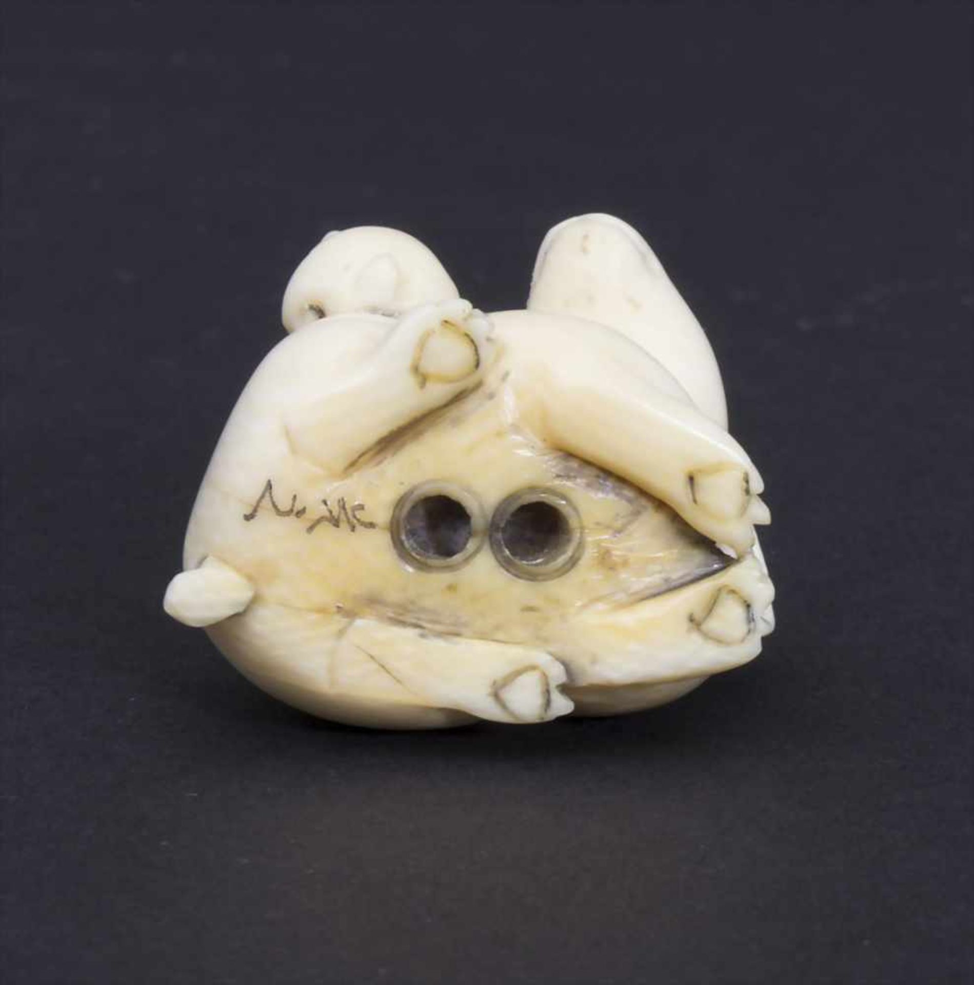 Netsuke 'Zwei Hasen' / A Netsuke 'Two rabbits', Japan, um 1900Material: Elfenbein, geschnitzt, - Image 9 of 9