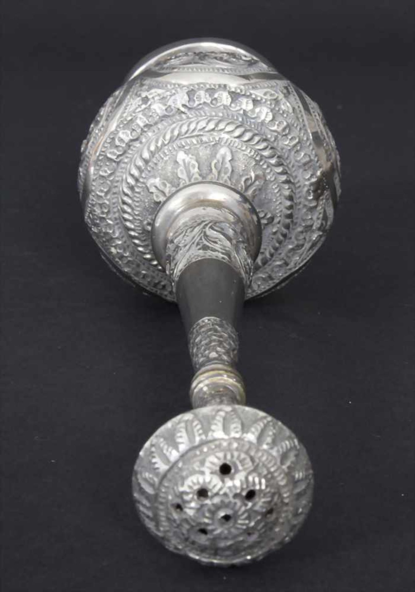 Rosenwasserflasche, Indien/Pakistan, um 1900Material: Silber mit Blättern- und Rankendekor,Marke: - Image 3 of 7